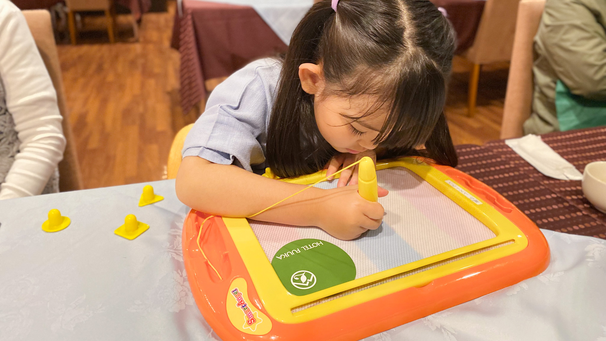 夕食会場の玩具