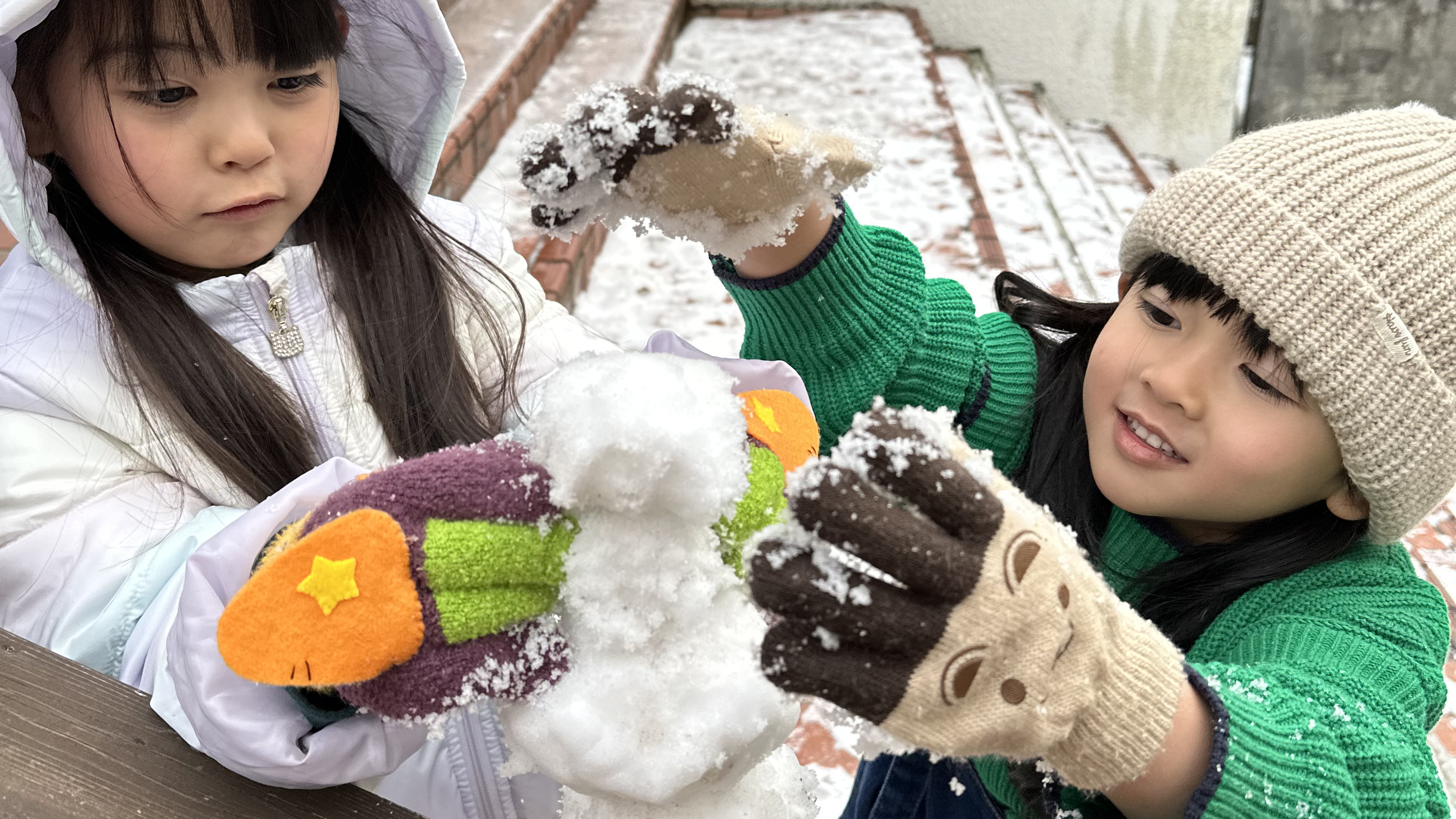 中庭での雪遊び
