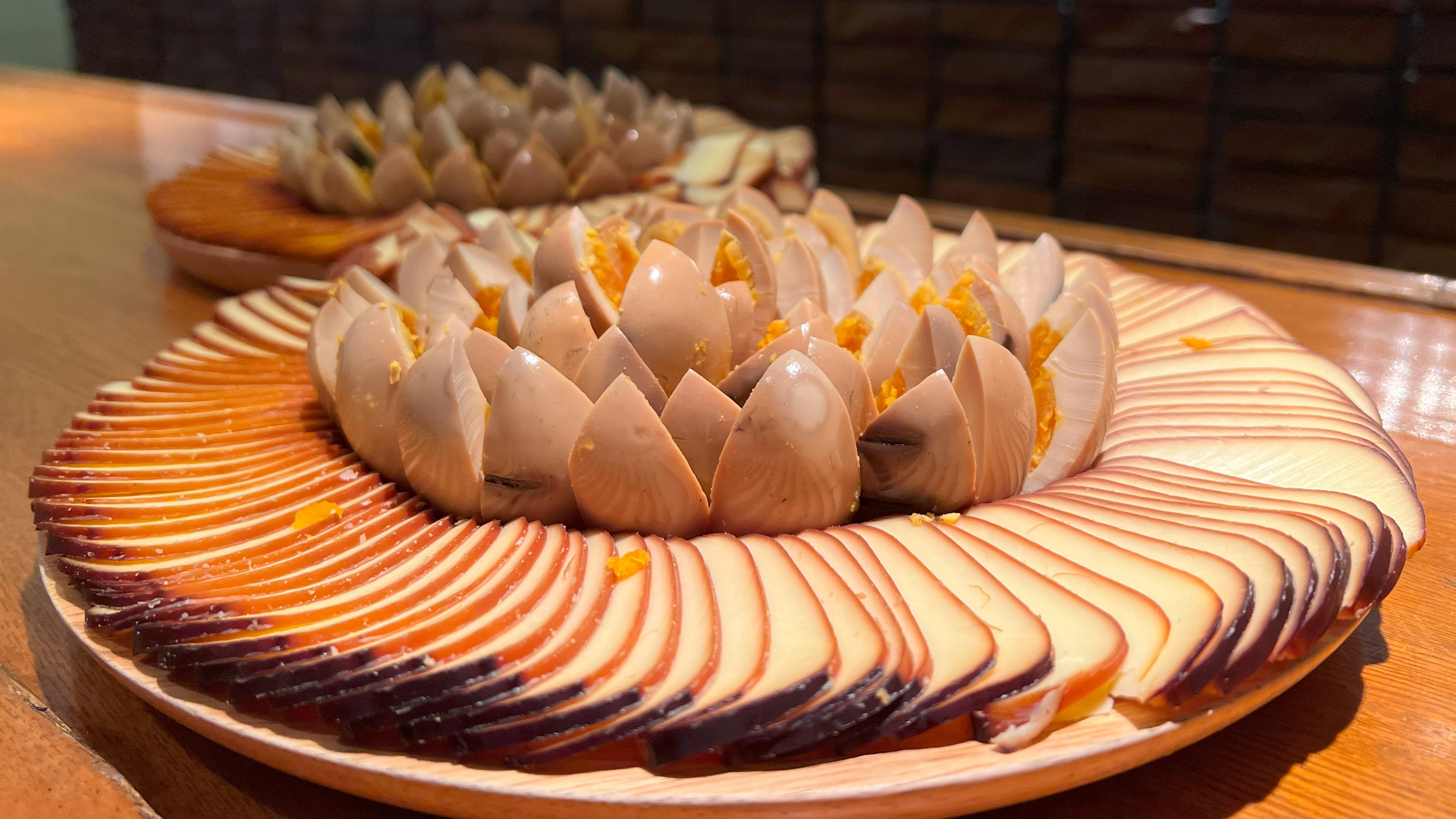 ナイトBARのプレミアムおつまみ「手作り燻製の花びら盛り」