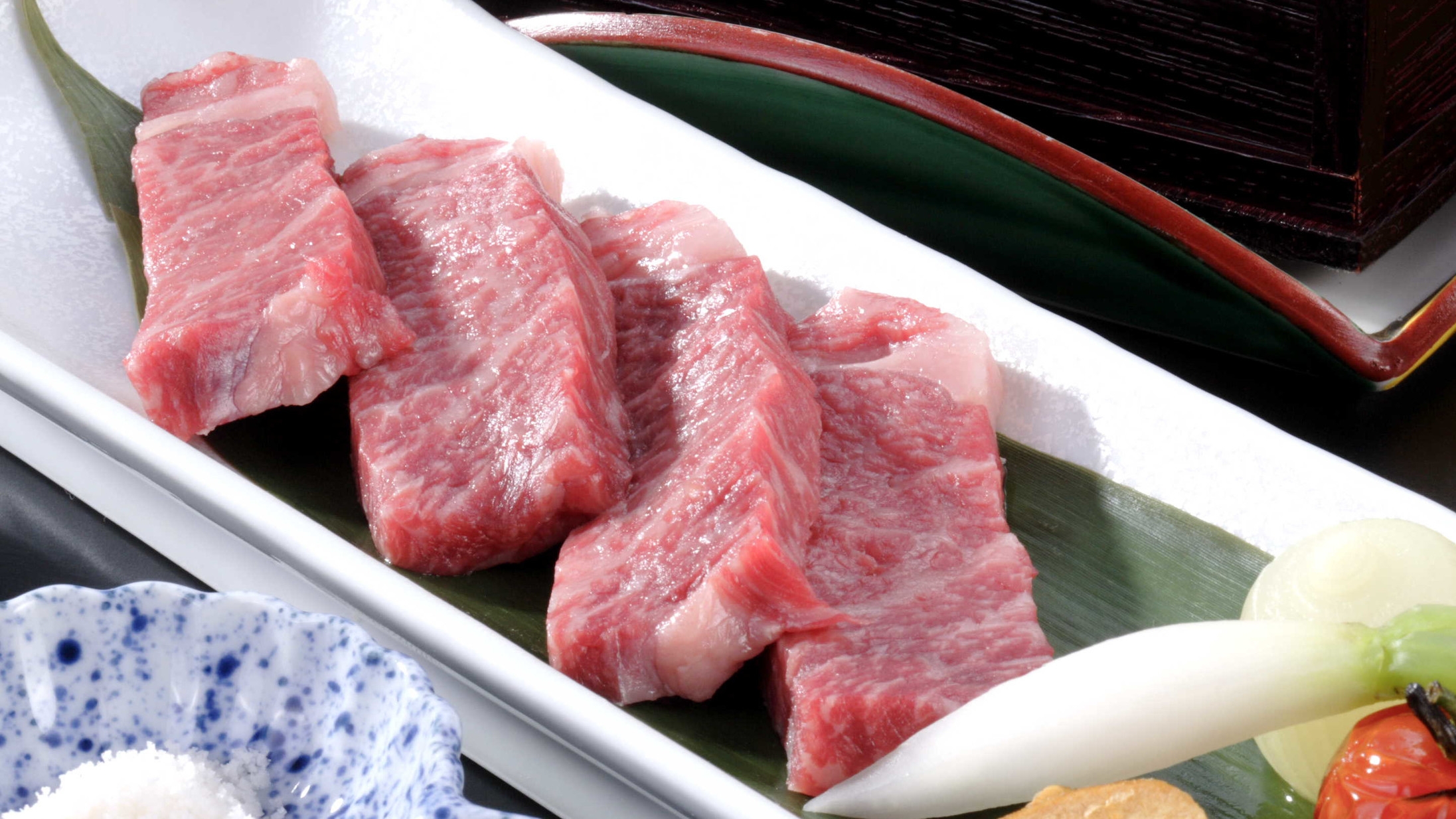 『特選・至福』ぷりっぷり伊勢えびと肉汁あふれる三重県産黒毛和牛ロースステーキを愉しむ。