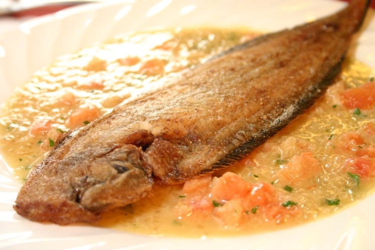メインの魚料理：舌平目のムニエル／ブール・ブランソース