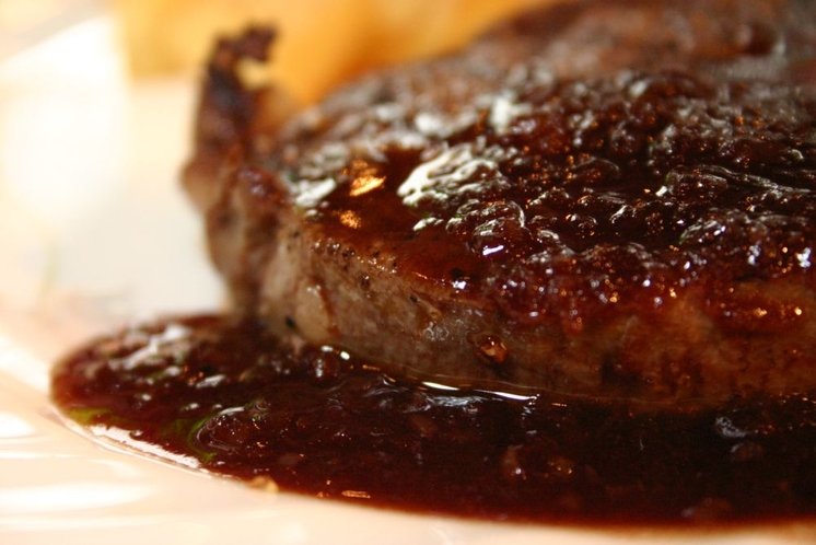 メインの肉料理：リブロースのビーフステーキ