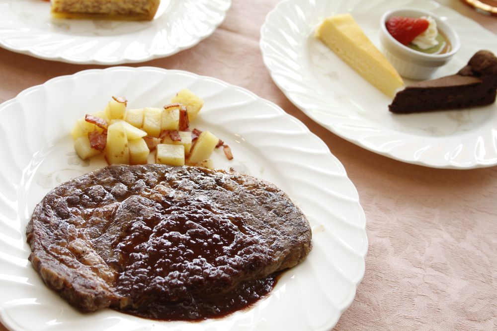 メインの肉料理：リブロースのビーフステーキ
