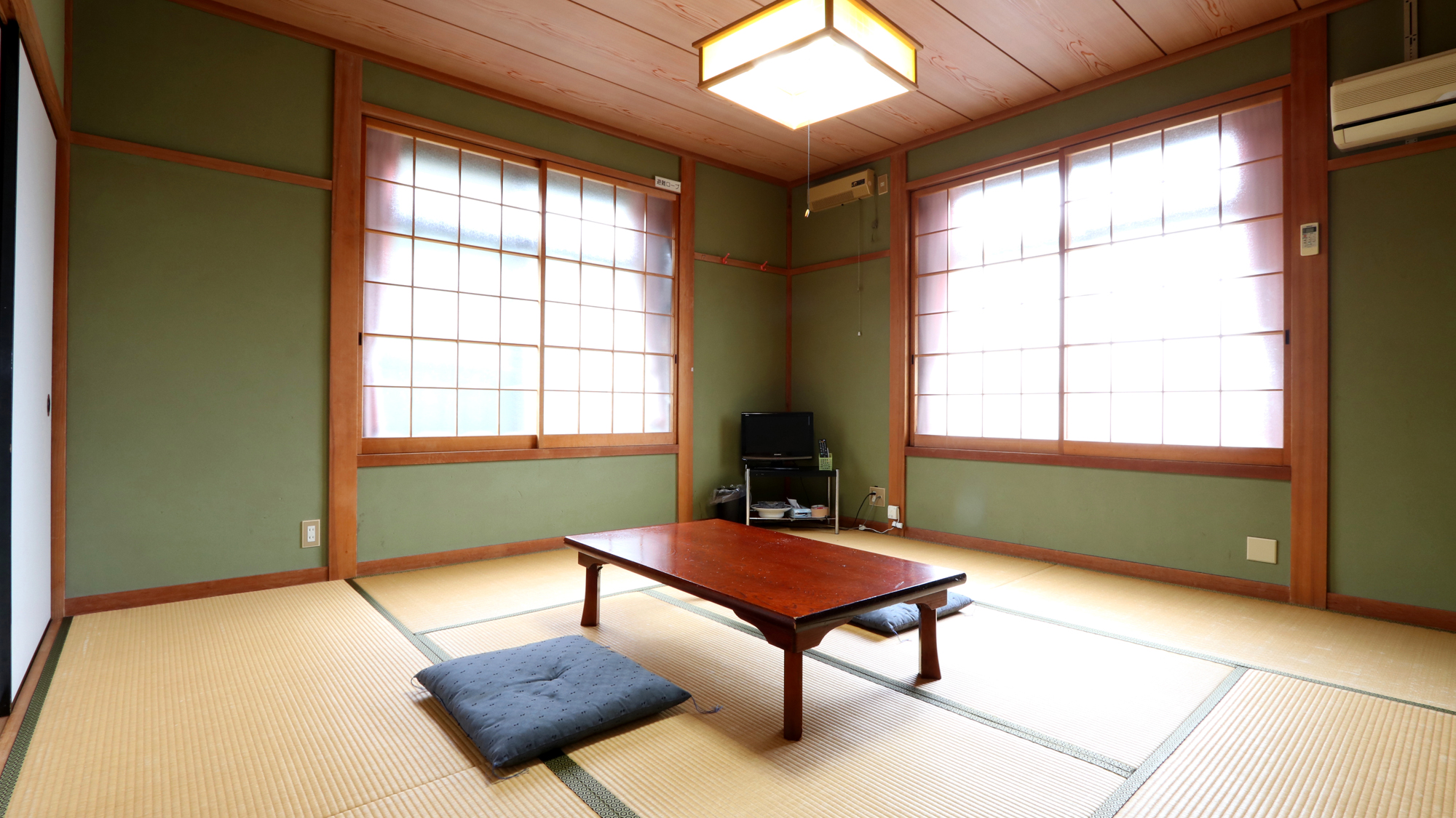 ゆったりした8畳和室でおくつろぎください！