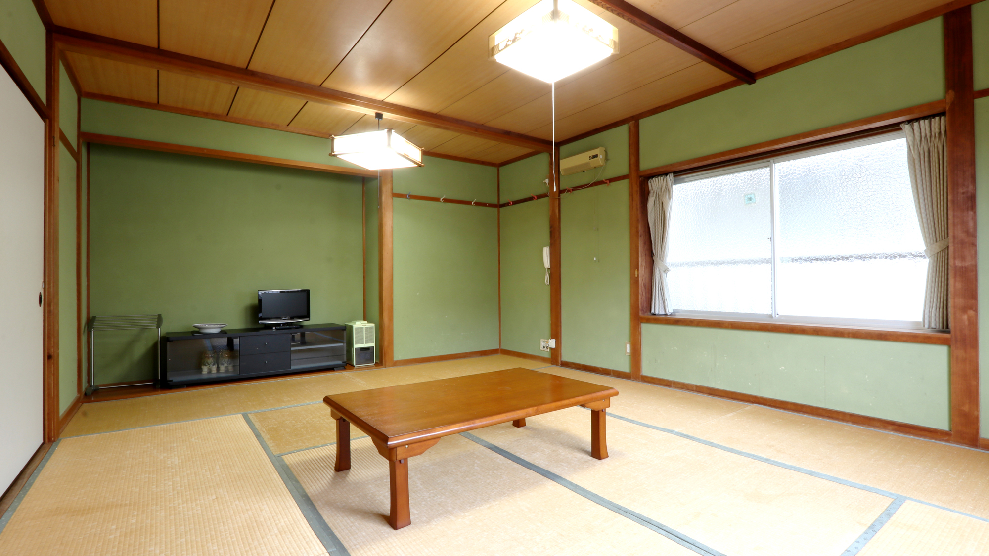 家族、大人数のご宿泊は10畳和室でごゆったりと・・・