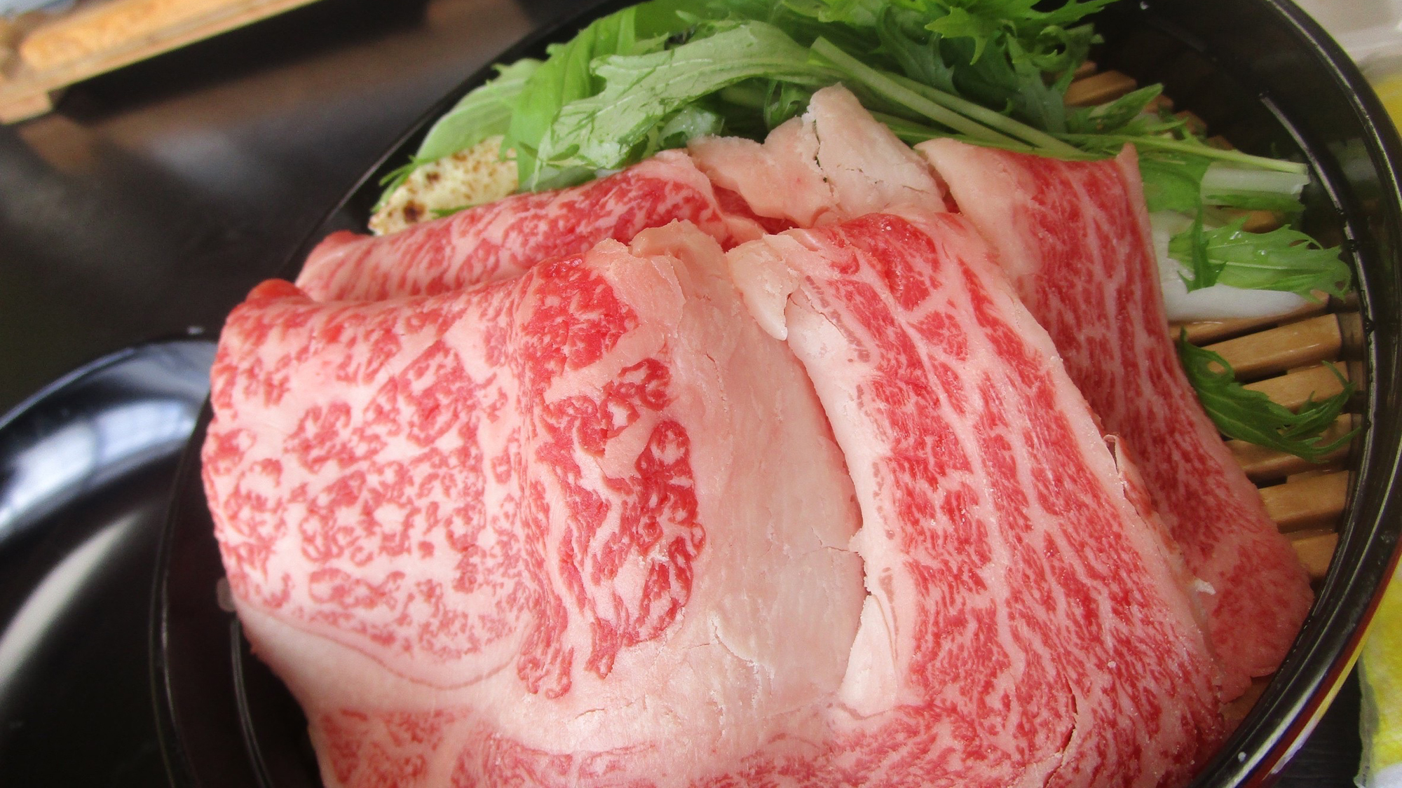 黒毛和牛のすき焼きを楽しめます♪