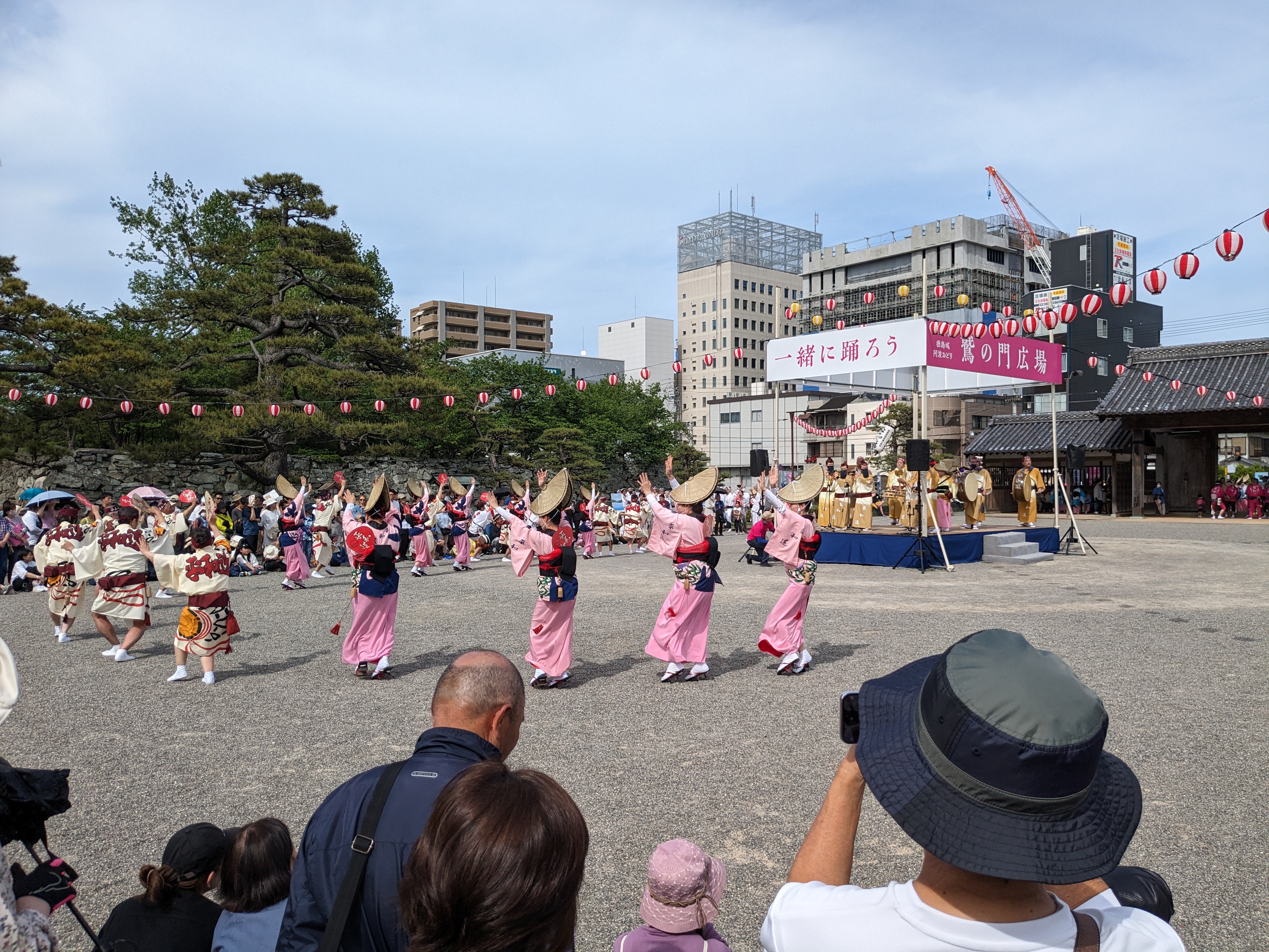 徳島城阿波おどり2024（鷲の門広場）輪踊り (4)