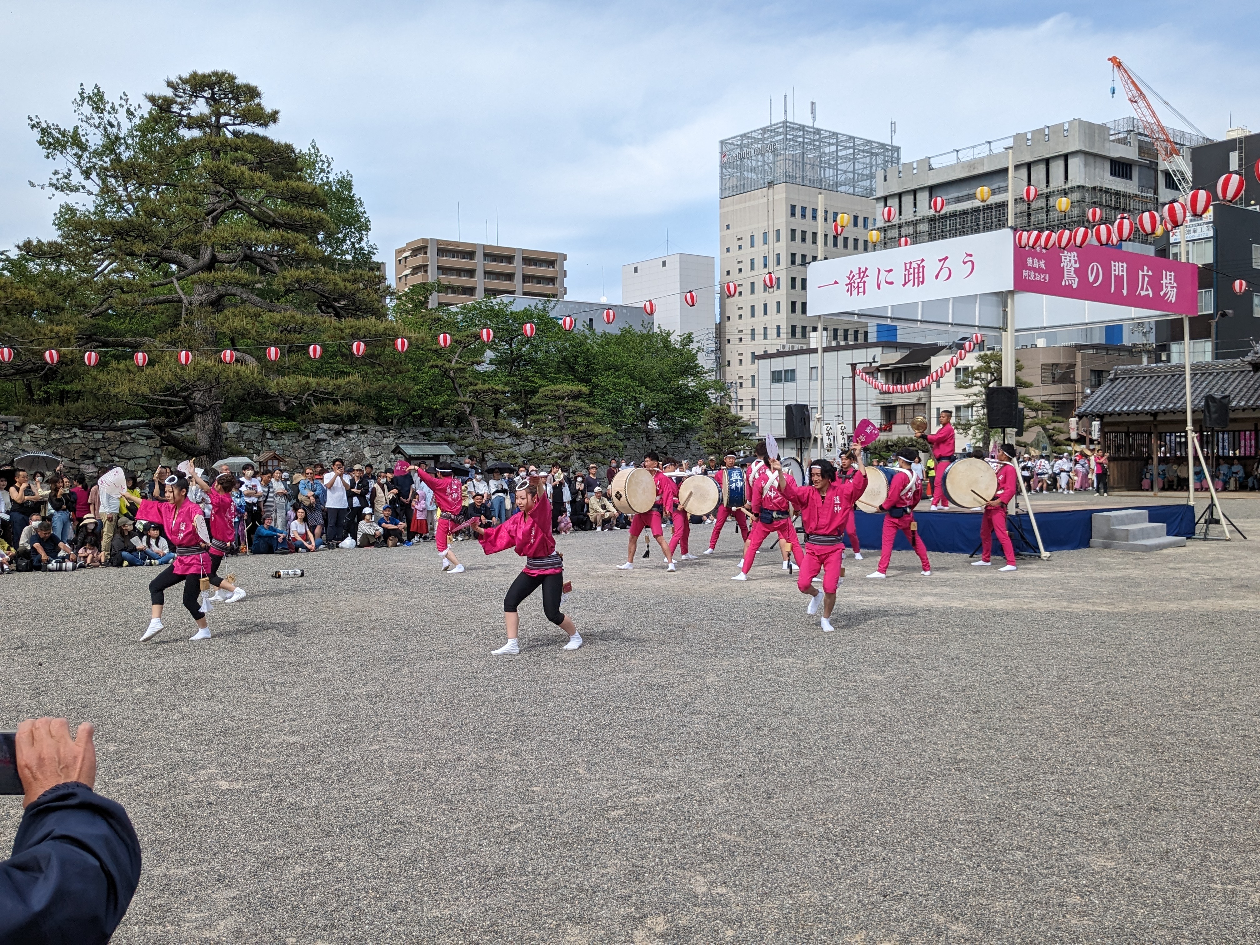 徳島城阿波おどり2024（鷲の門広場）輪踊り (5)