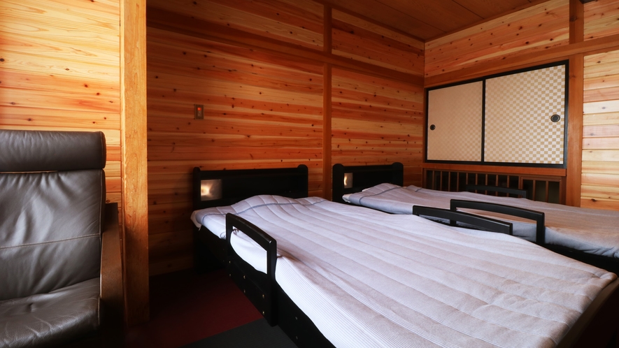 和洋室_ツインルームのお部屋!畳ベッドを使用しています。