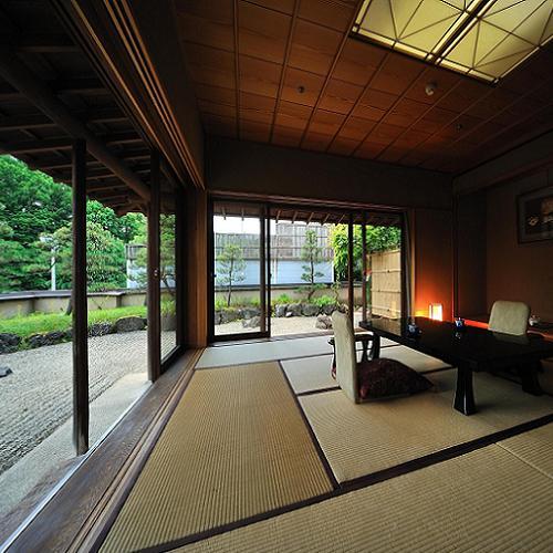 <Senkeien Hagi> From the 12.5 tatami Japanese-style room, there is a garden dedicated to Hagi that spreads all over.