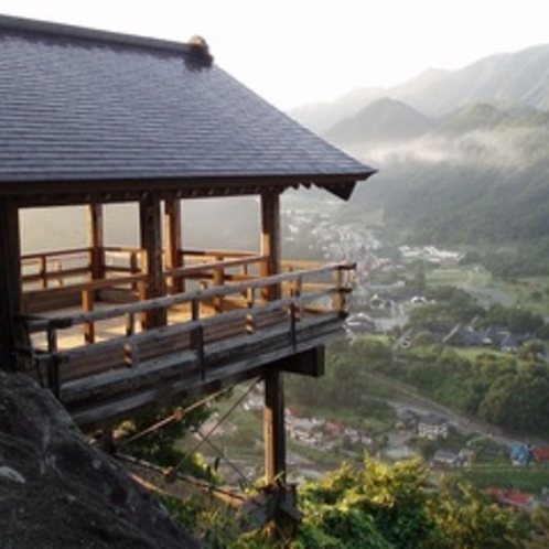 山寺【五大堂】　山寺の象徴となっているこの景色は、石段を登った方だけが味わえる絶景です