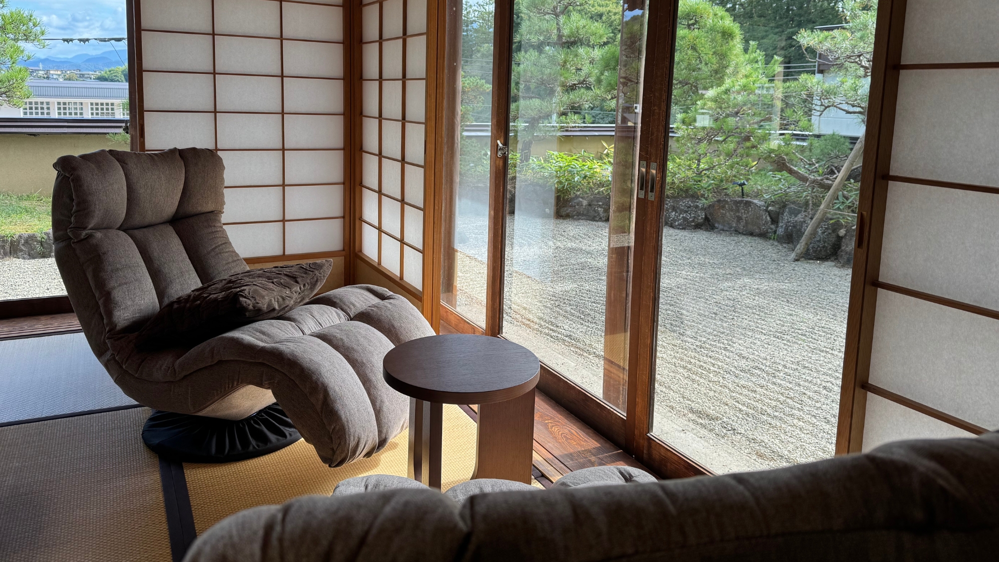 【仙渓園「萩」温泉桧風呂付】和室には体への負担が少ないリクライニングチェアをご用意。寛ぎの空間に。