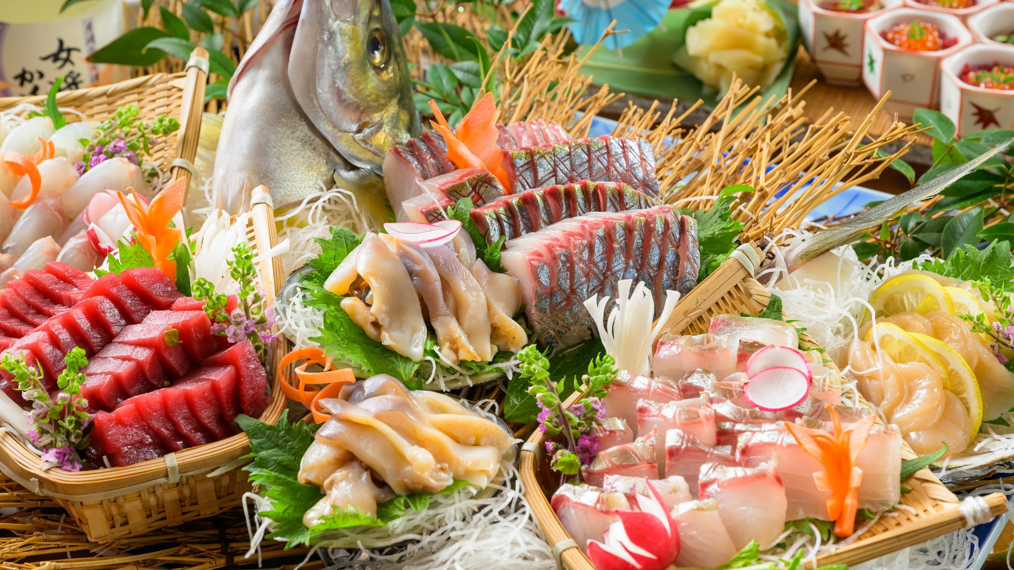 料理長こだわりの新鮮なお刺身を豪快に盛り合わせ。華やかな盛り付けで、夏の宴を彩る一皿に仕上げました。