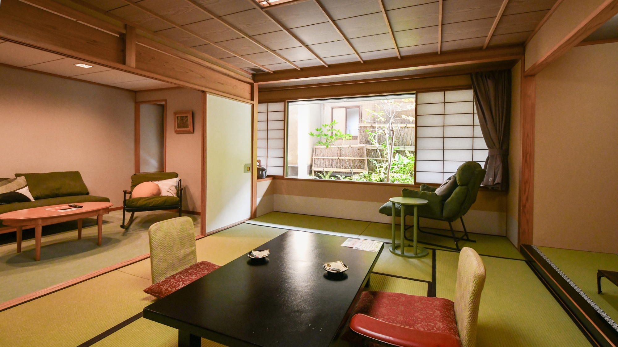 【仙渓園「蔦」温泉バス付和室】窓に面した和室にはリクライニングチェアを。思い思いに寛ぎいただけます