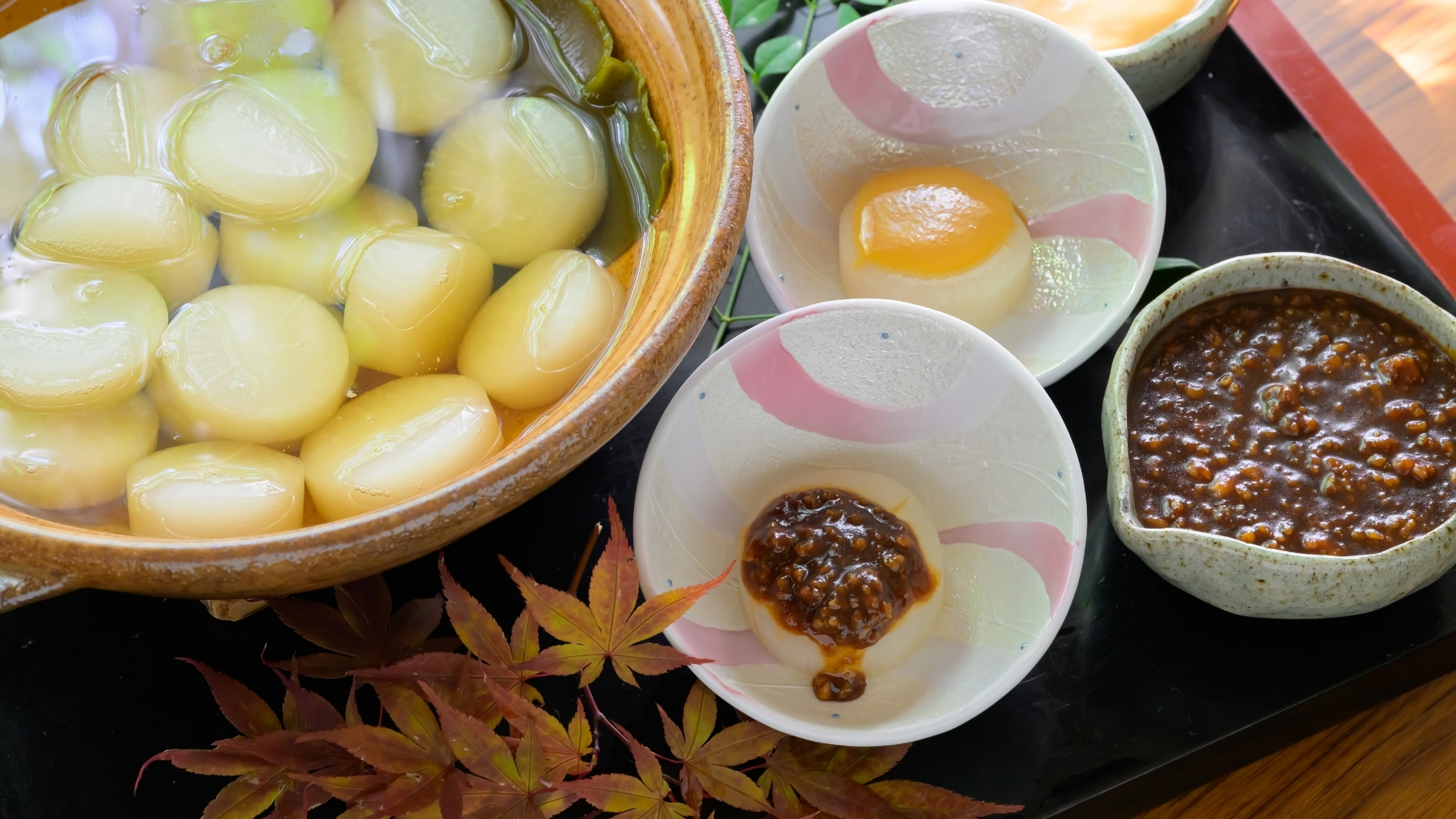 やわらかい大根に味噌をたっぷりつけて。体温まる一品です。