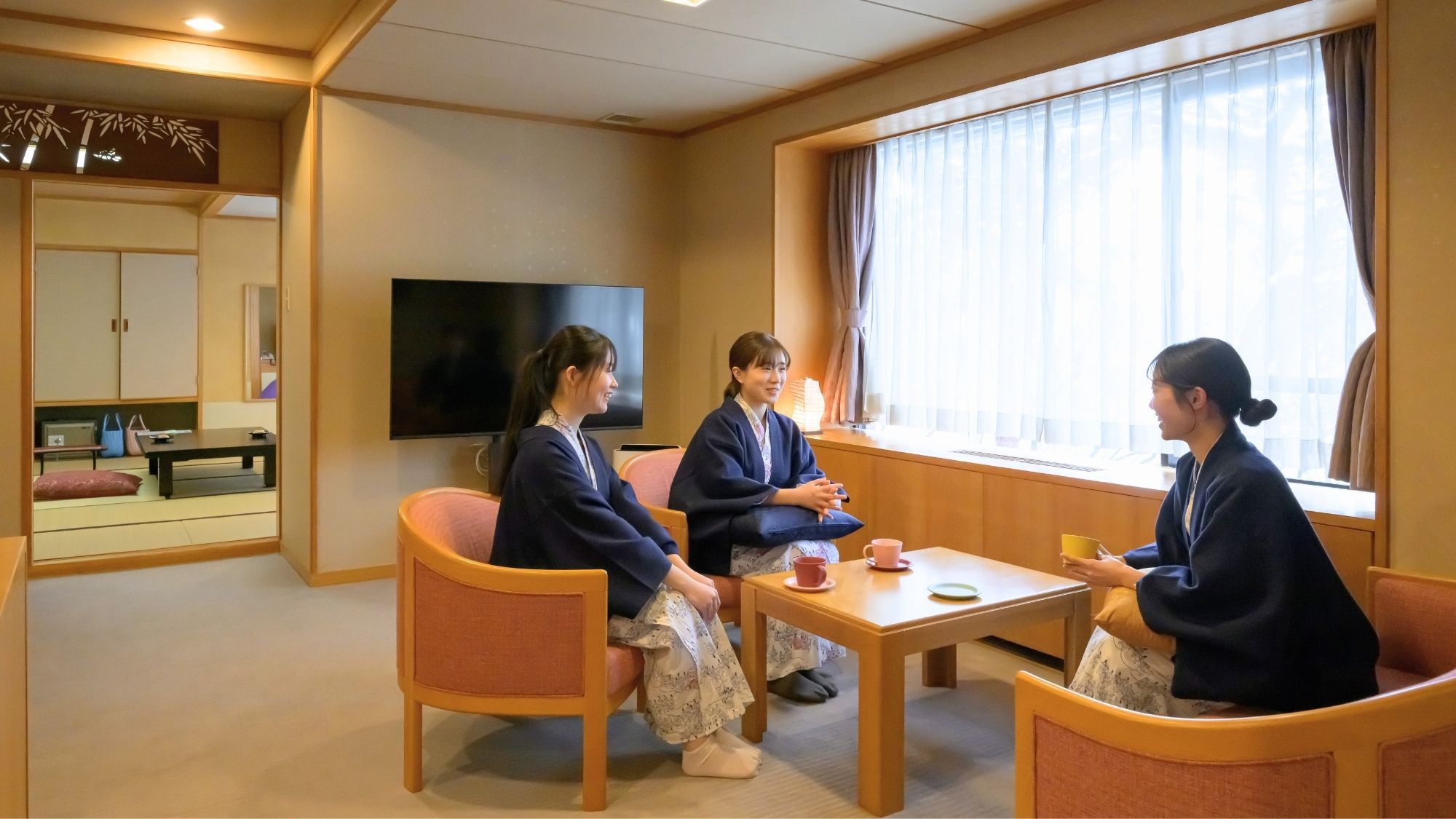 【竹】四季折々の風景を望む客室。家族旅行やグループ旅行にも最適です。