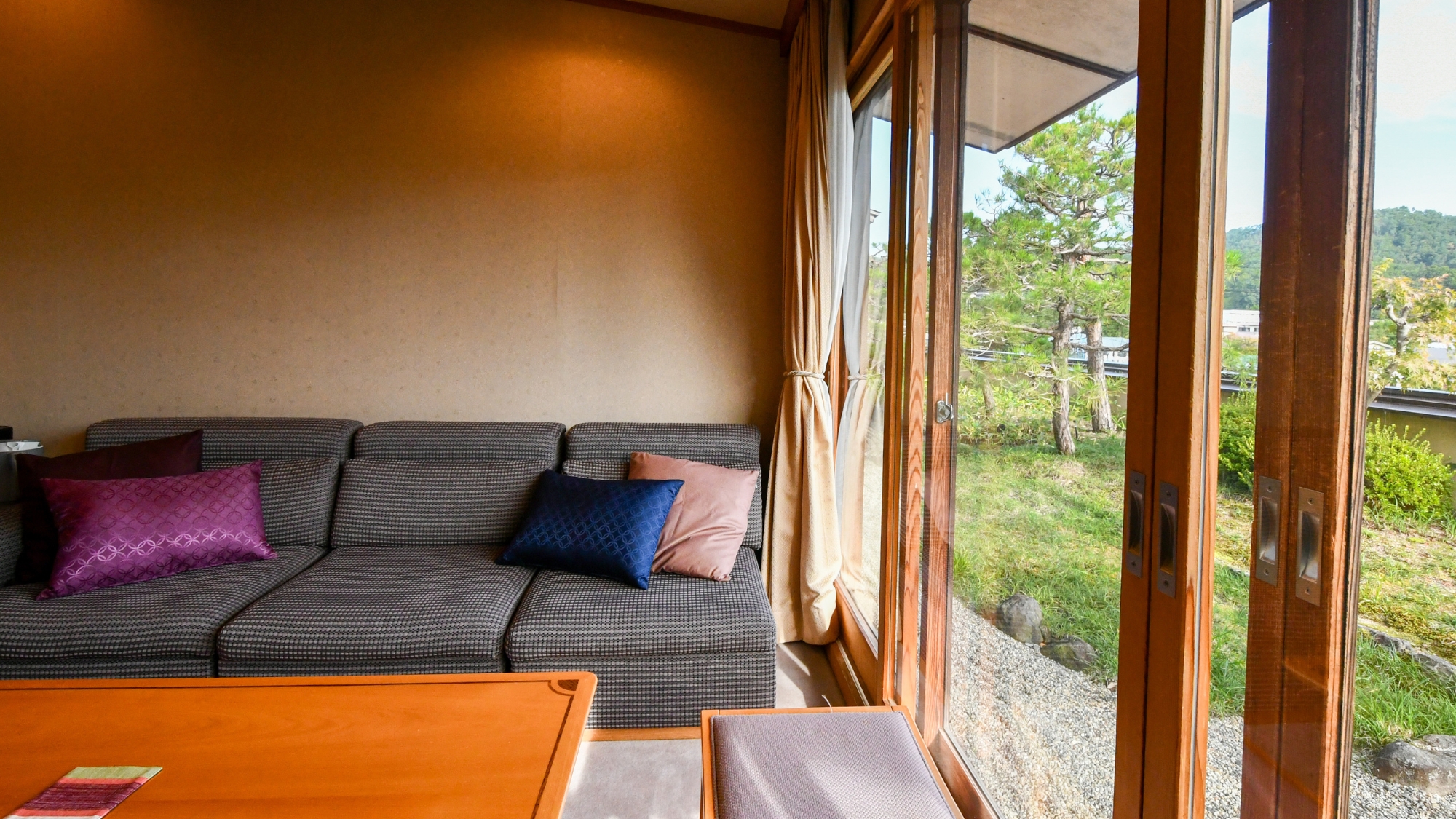 【仙渓園「萩」温泉桧風呂付】2025年10月、リニューアル。リビングスペースは、ソファを備えた寛ぎ空