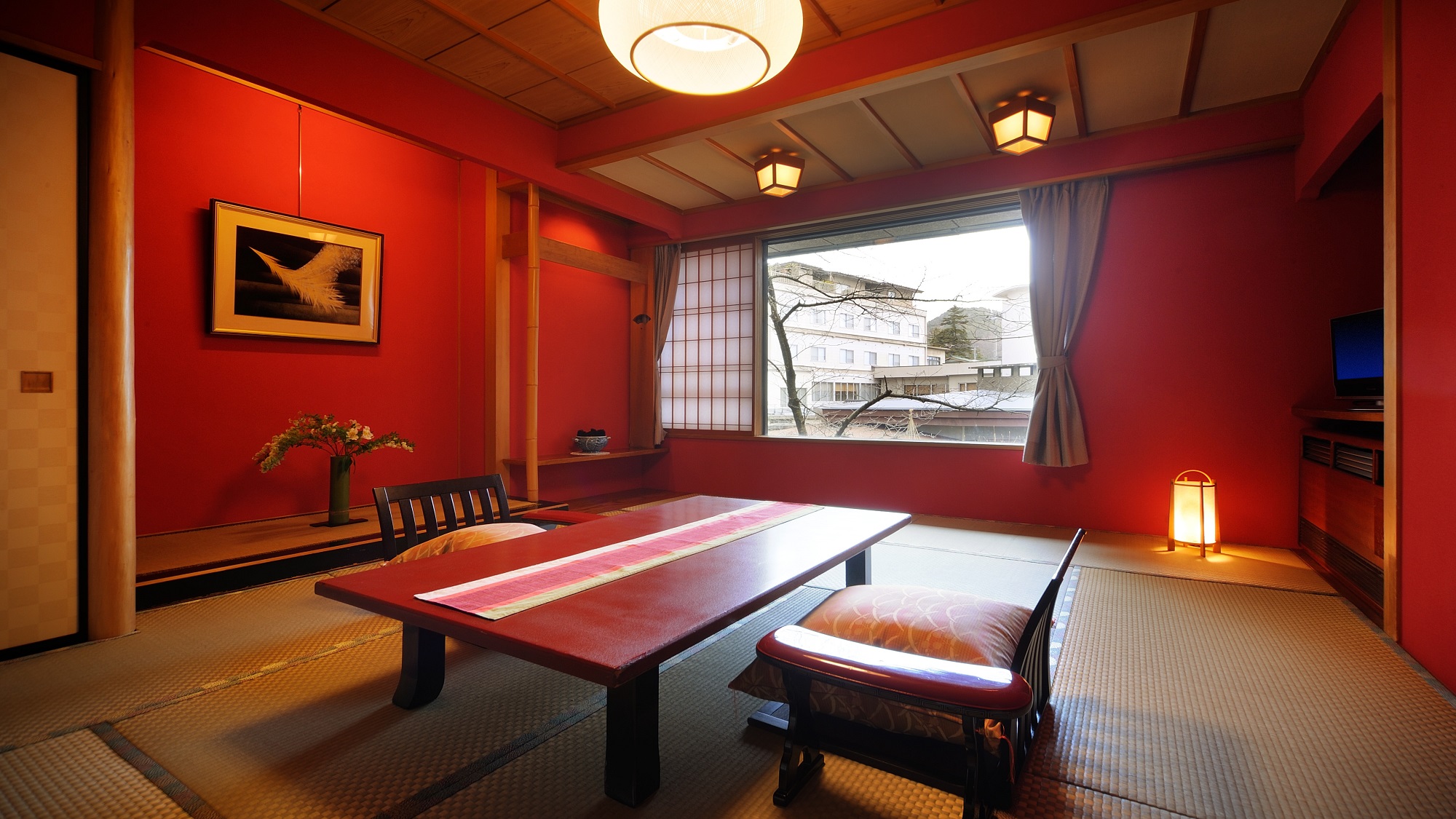 【禁煙和洋室】　赤を基調とした１２畳の和室　窓からは中庭の日本庭園のパノラマを