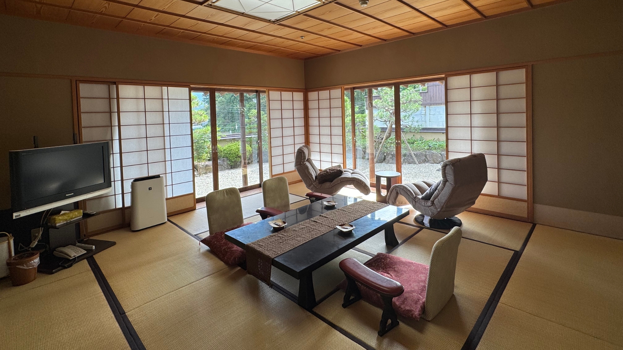 【仙渓園「萩」温泉桧風呂付】日常を離れたひとときを存分にご堪能いただける、特別な客室です。