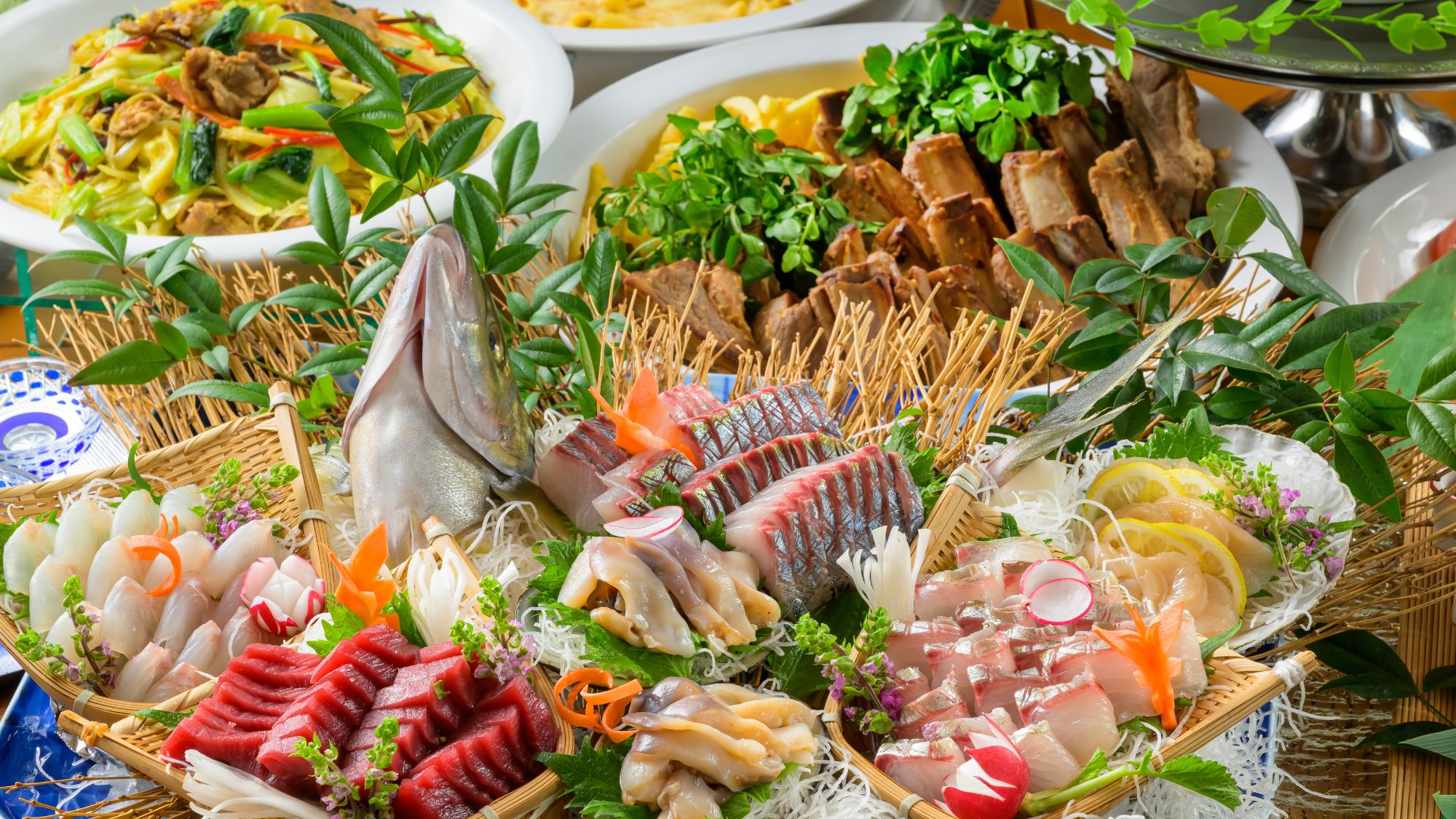 新鮮な海の幸を豪快に盛り込んだ、夏のごちそう。彩り豊かな海の幸をお楽しみください。