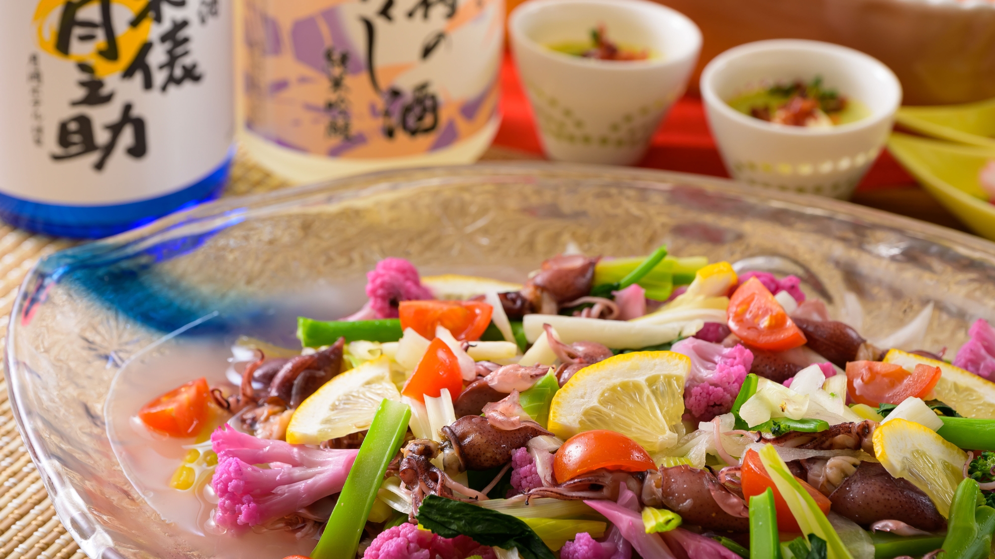 旬のホタルイカのお供には、地酒をチョイス。春の美味をご賞味ください。