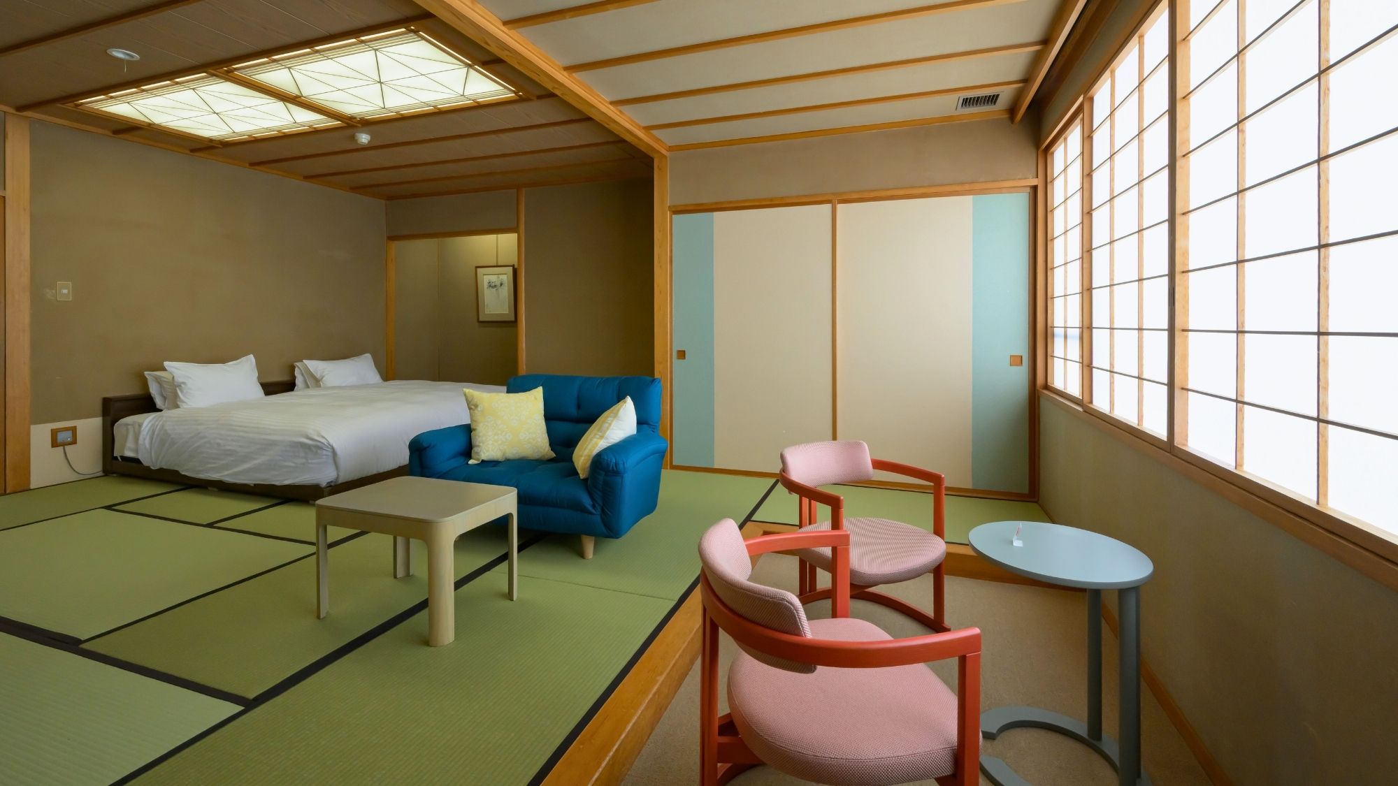 【北の丸◆蔵王側〇和室ベッド客室】畳のお部屋にベッド2台、椅子・テーブルを備えた快適な空間です。