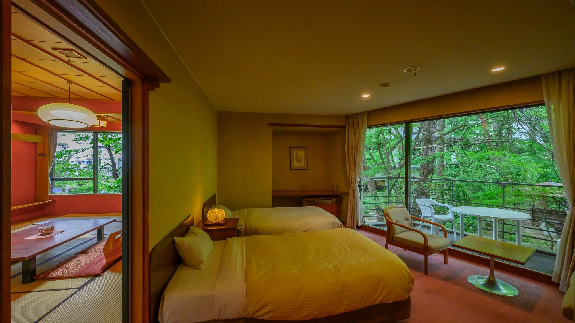 【庭園ビューテラス付ツインベッド和洋室】ツインベッドのお部屋と和室の二間のゆったりとしたお部屋です。