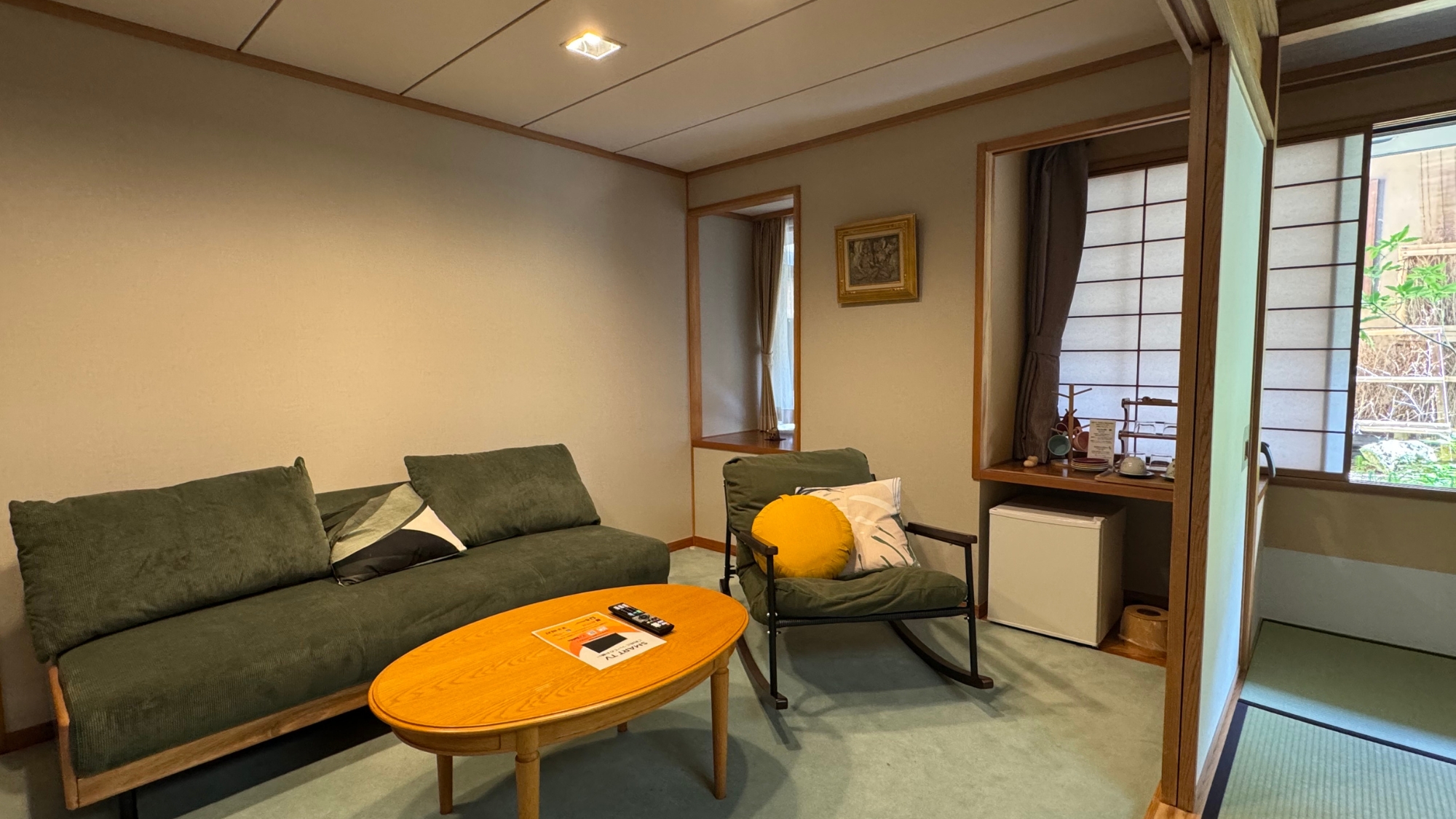 【仙渓園「蔦」温泉バス付和室】お子様連れでも使いやすいロータイプのソファベッドを備えています。