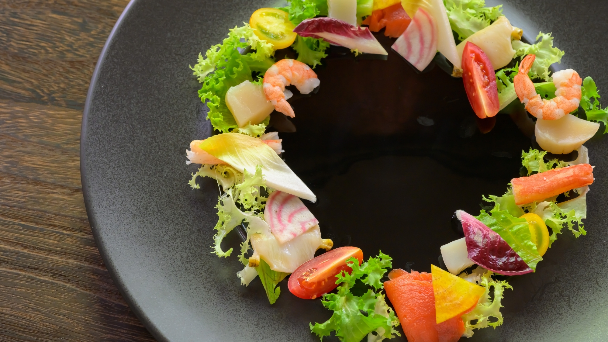 盛り付けも華やかに。特別な夜に心ときめくディナーをご用意。