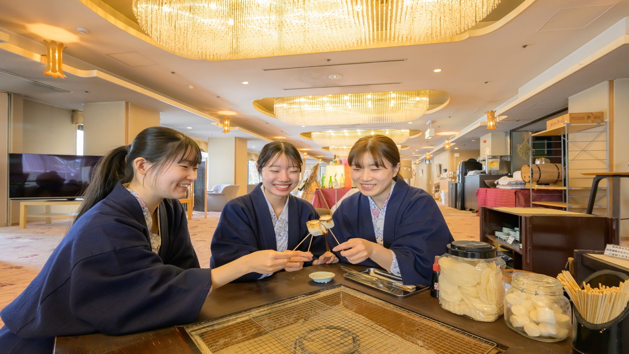 火鉢で楽しむ手焼き体験。焼き物のラインナップは日替わりでご用意しております。