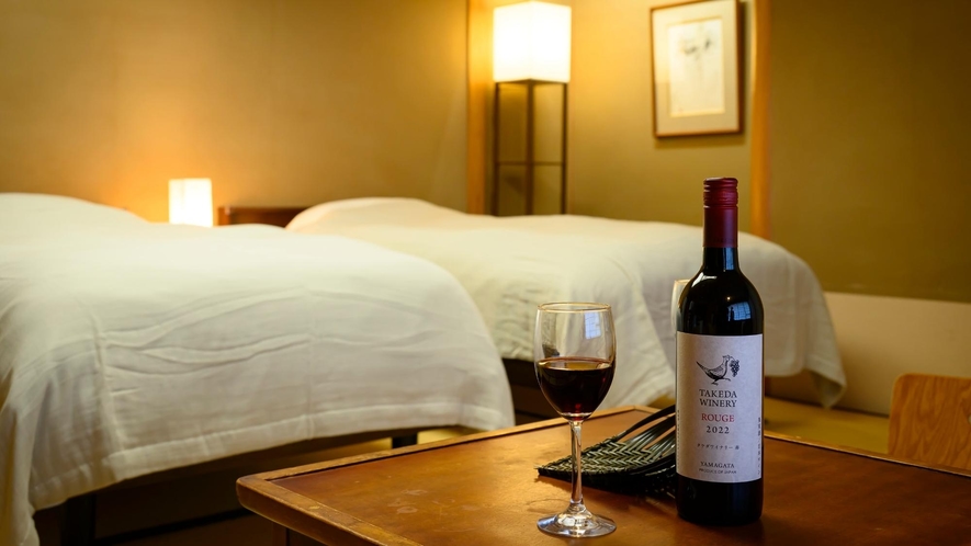 お部屋でゆったり、ワインを片手にくつろぐ月岡ホテルの夜