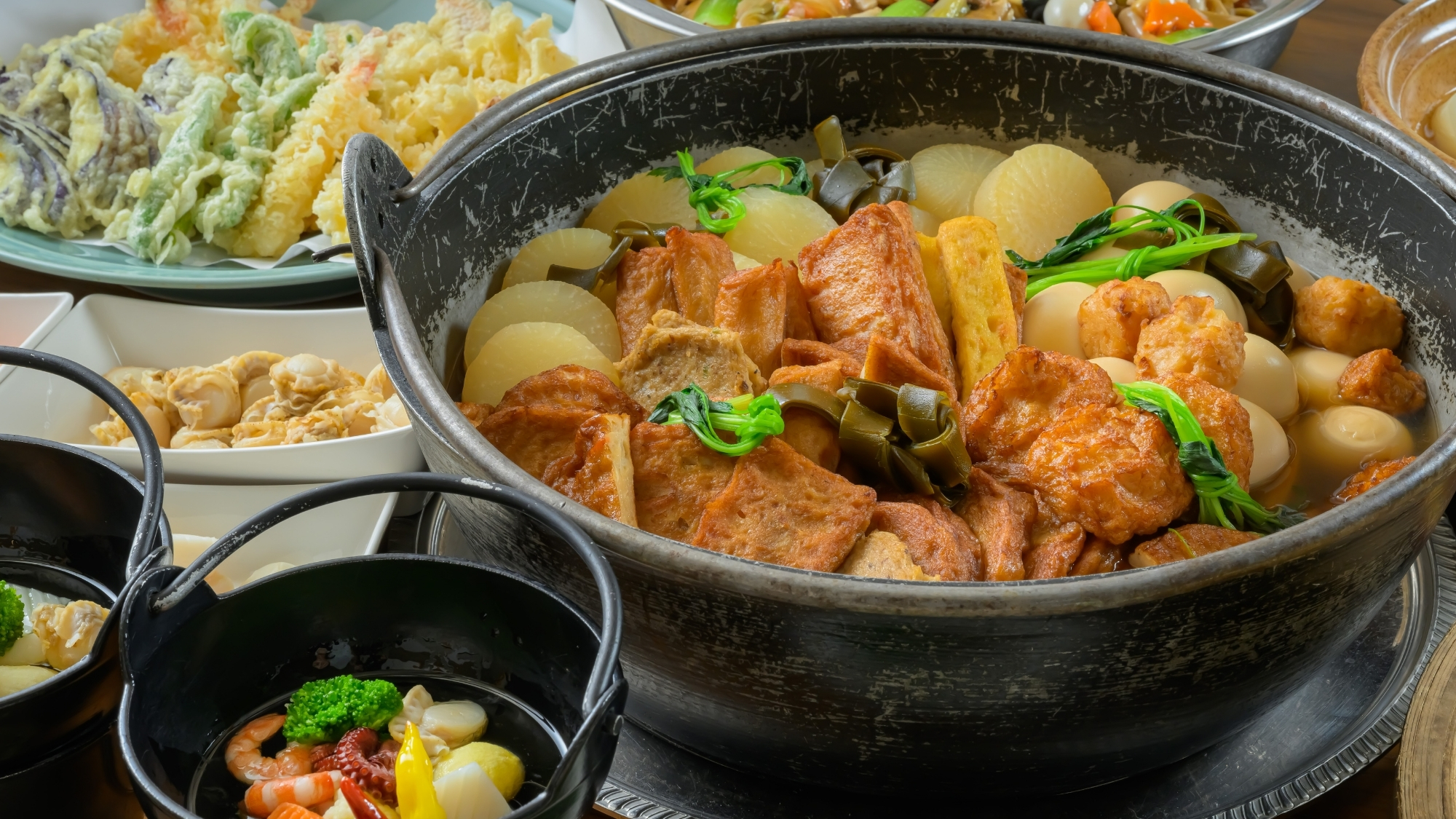 月岡ホテルの「冬のあったかバイキング」では、鍋料理や芋煮などの郷土料理まで、冬の味覚が勢ぞろい。