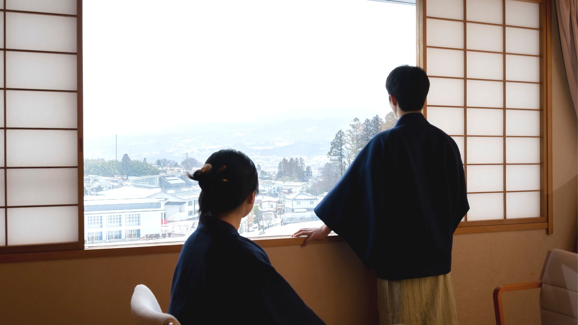 美しい景色を眺める落ち着いた客室