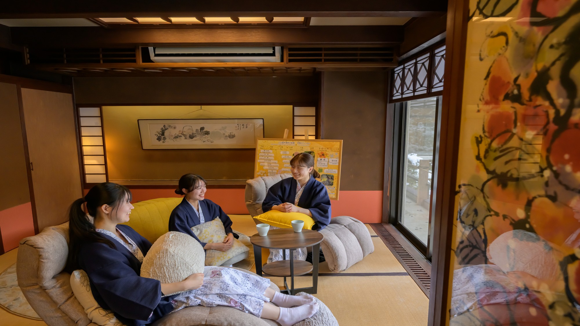 お気に入りの色浴衣でリラックスタイム♪庭園を眺めながらゆっくりとした時間をお過ごしください。