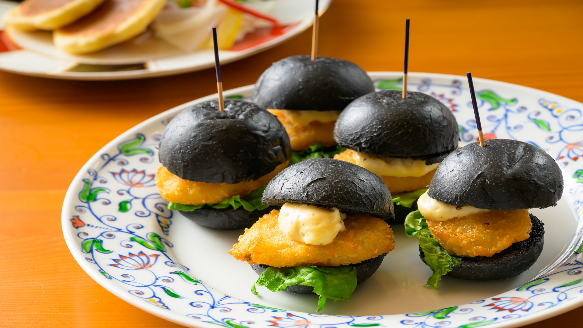 見た目のインパクトも抜群！炭バンズのフィッシュサンド。