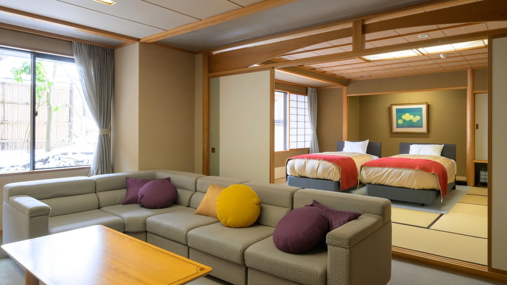 【芙蓉】畳に置かれたベッドは大きな窓に面し、贅沢にお休みいただけます。