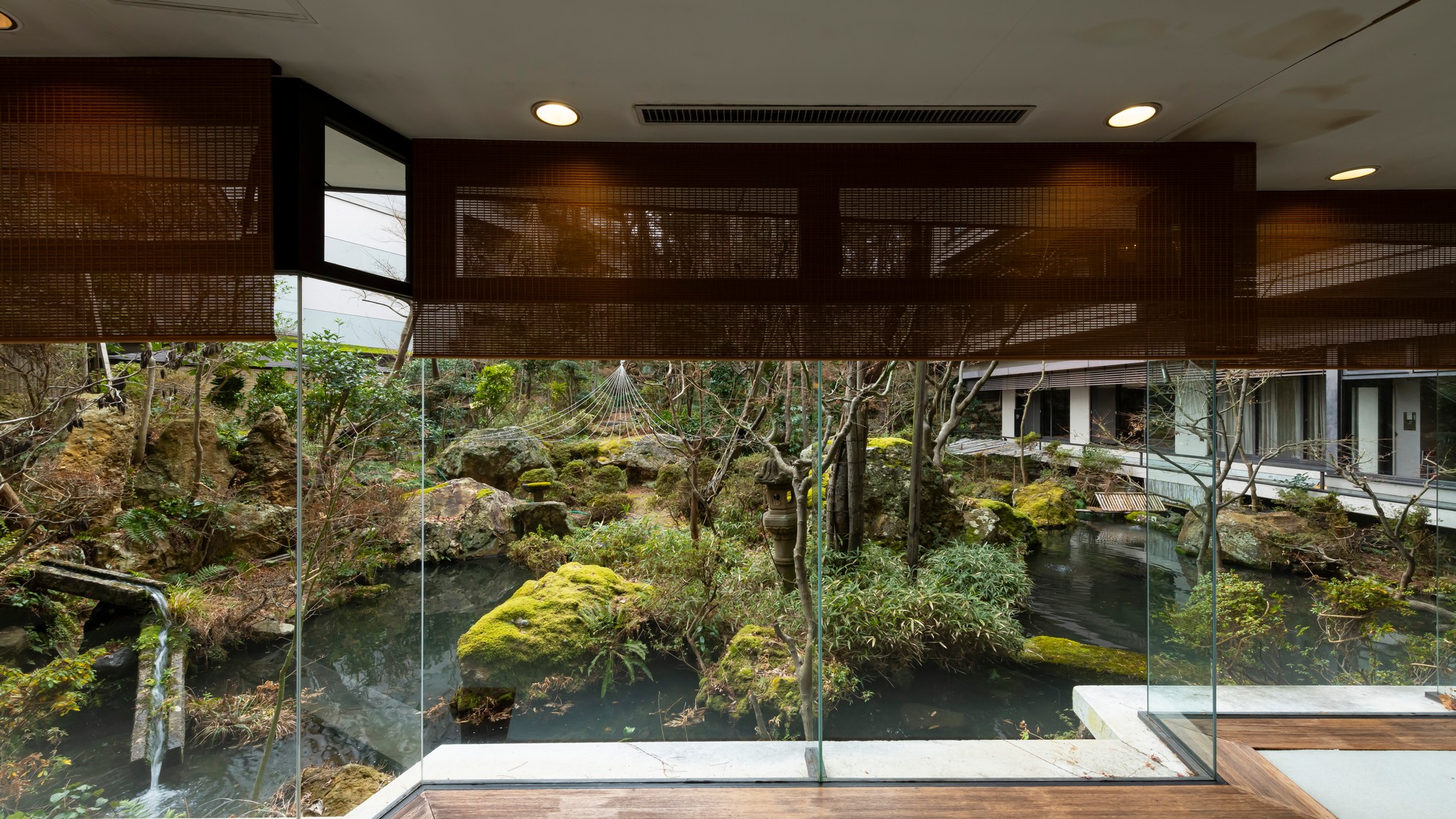 趣のある日本庭園を眺めるができる館内