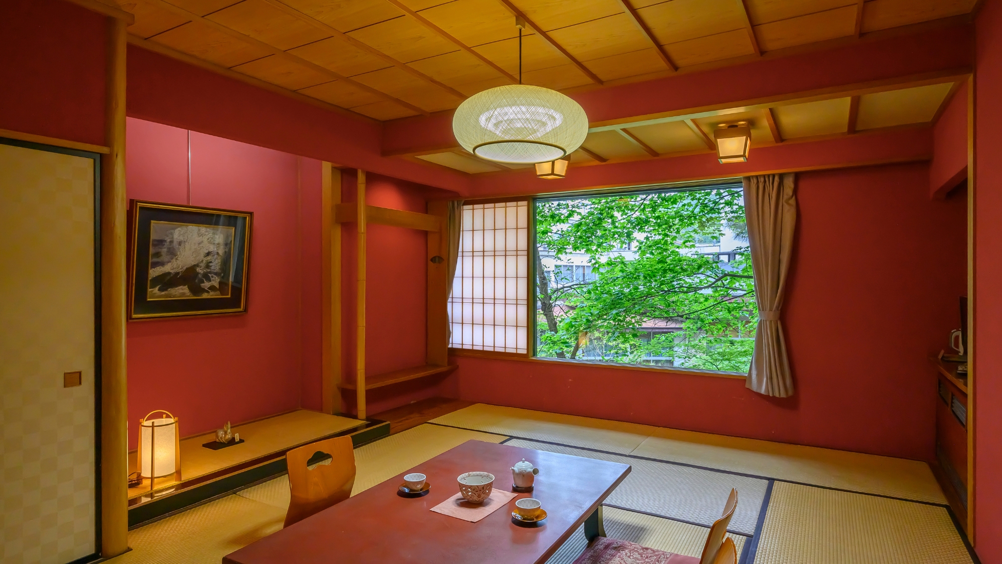【庭園ビューテラス付ツインベッド和洋室】お部屋によって壁の色など異なる趣のあるお部屋。