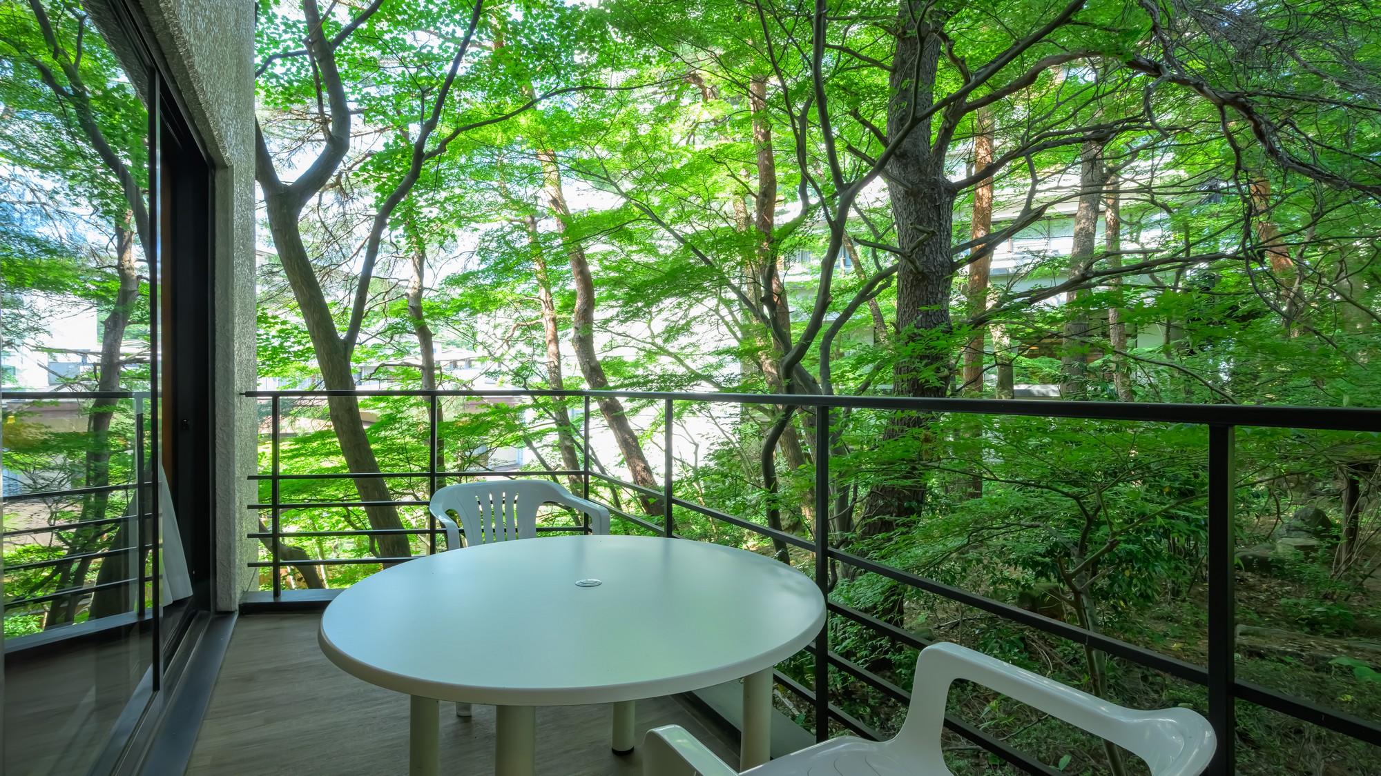 庭に面したテラスで爽やかな風に心癒される、寛ぎのひととき。