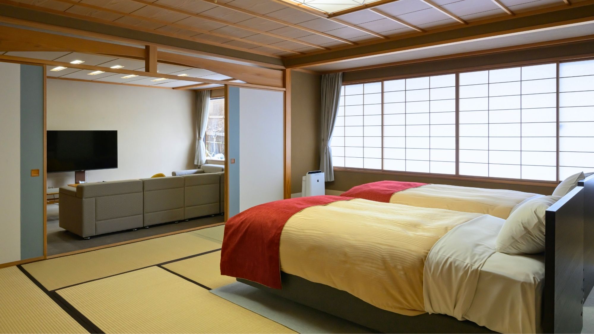 【芙蓉】庭園を望むゆったりとしたベッドルームと大きなネットテレビを備えたプライベートリビング。