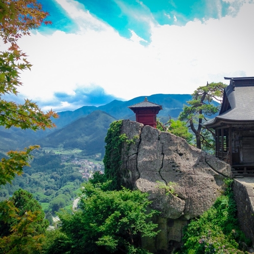 1000段以上の長い階段を登り切って見る山寺の山頂からの絶景は、最高です。