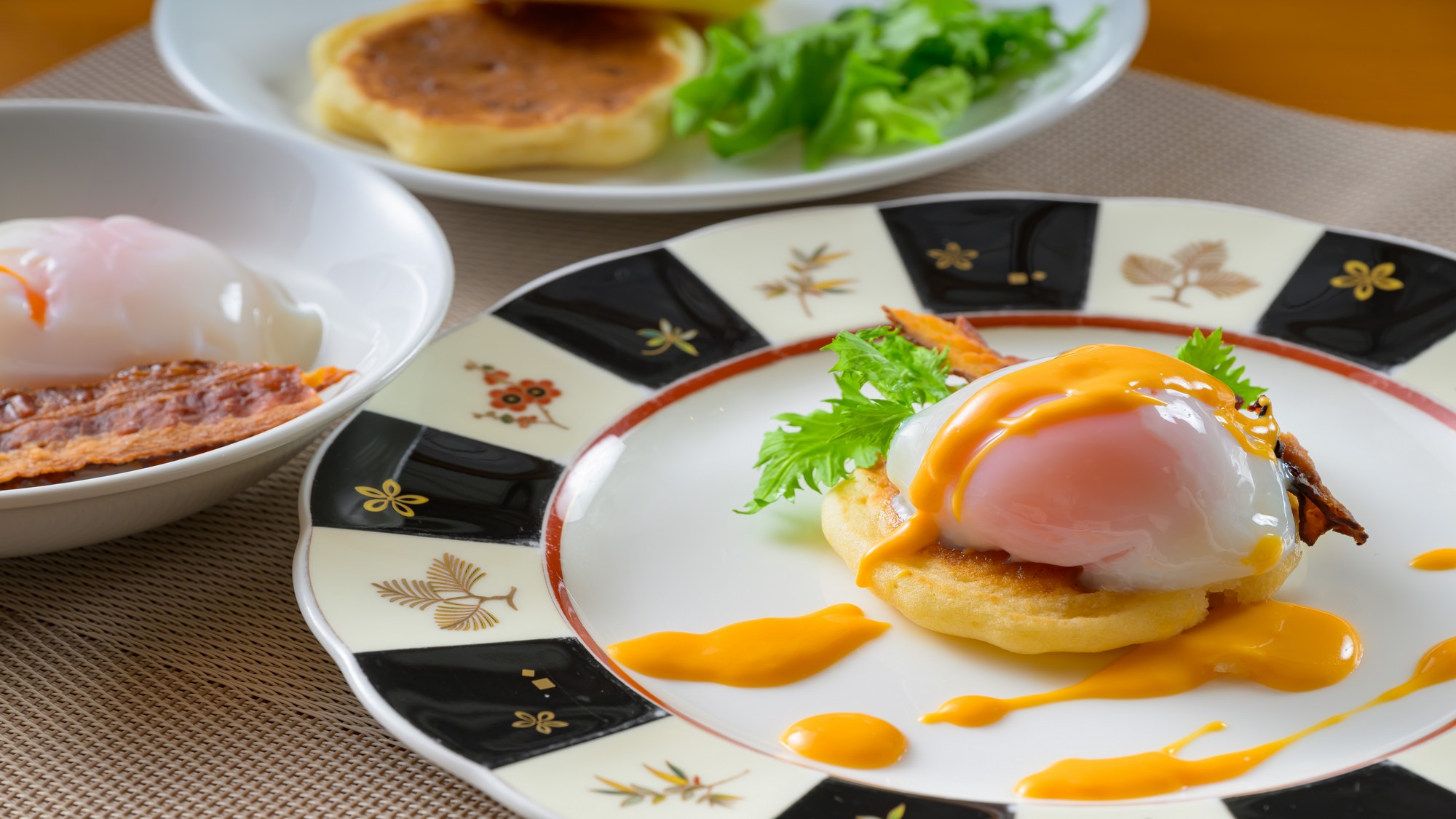 温泉卵をパンやサラダにのせて、軽やかな&ldquo;和ベネディクト&rdquo;に。