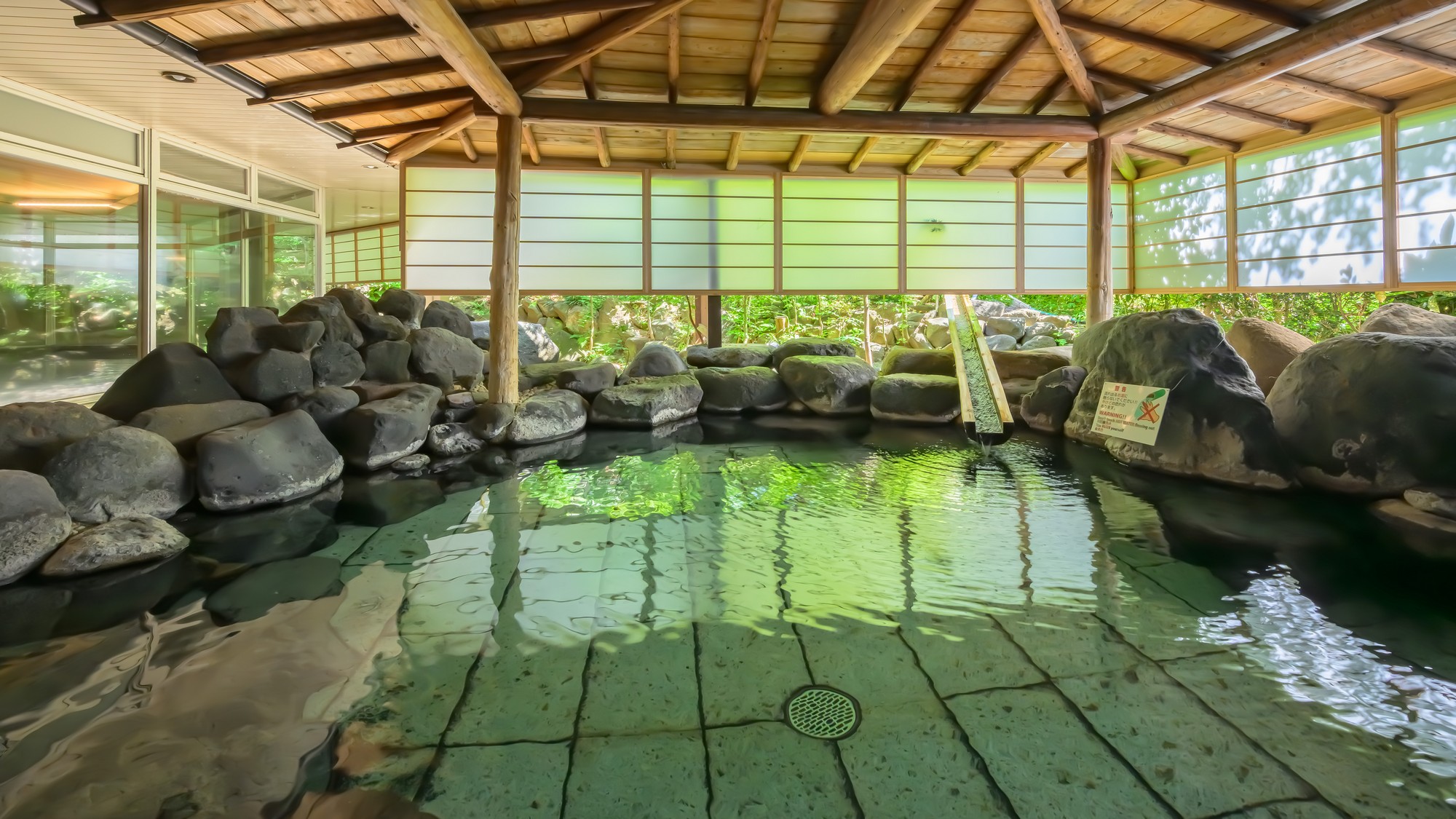 季節の風と匂いを感じながら、お疲れの体を癒す温もりの湯をご体感ください。