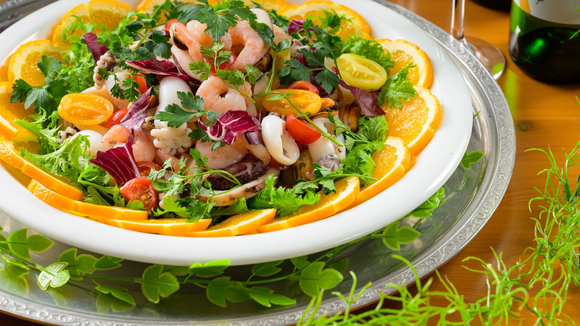 旬の魚介を彩り豊かに盛り付けた一皿。夏の訪れを感じる海の恵みを、新鮮な味わいのままお楽しみください