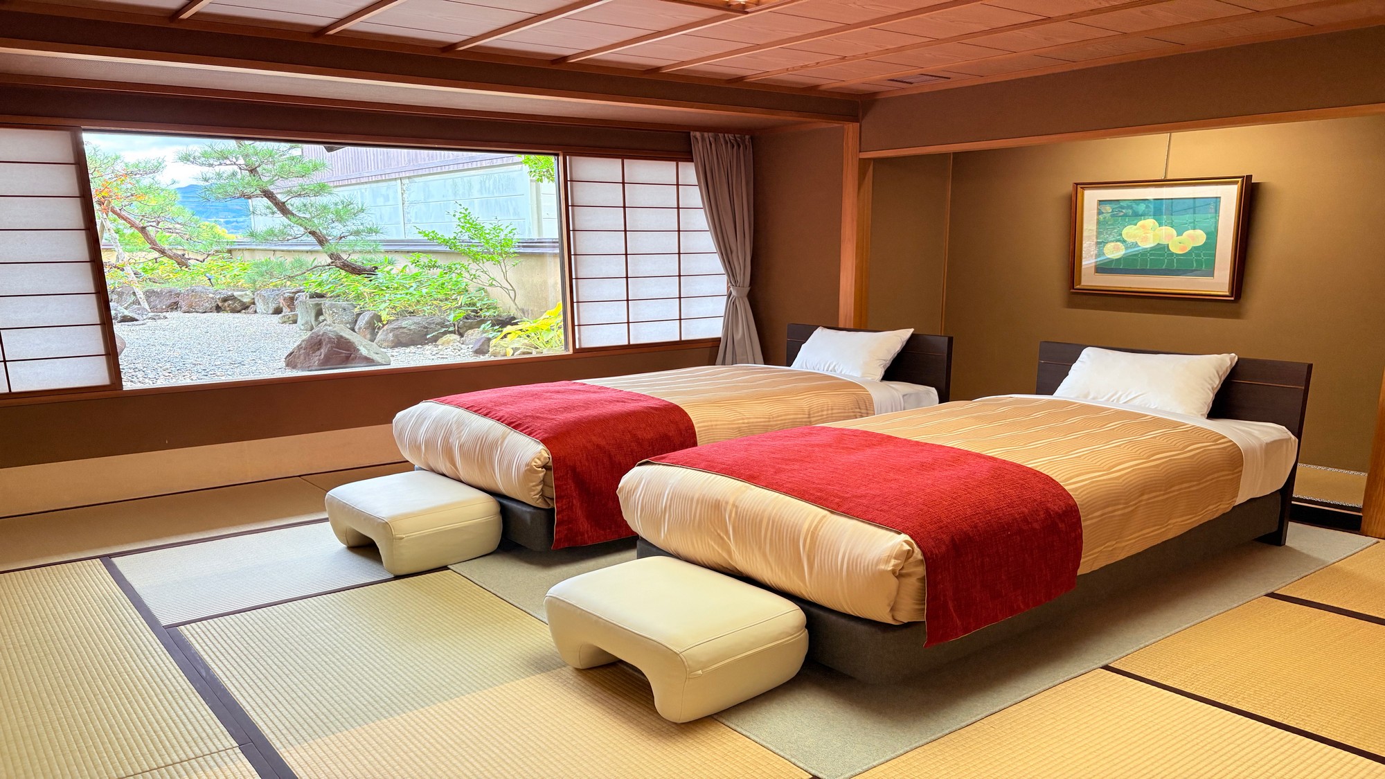 【仙渓園「芙蓉」温泉バス付和室】庭園を望むゆったりとしたベッドルームでは、気兼ねない特別なひとときを
