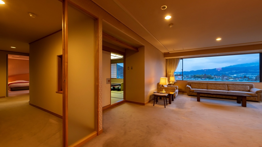 特別室「観月」は蔵王の山並みやかみのやまの街を一望する景色が自慢。