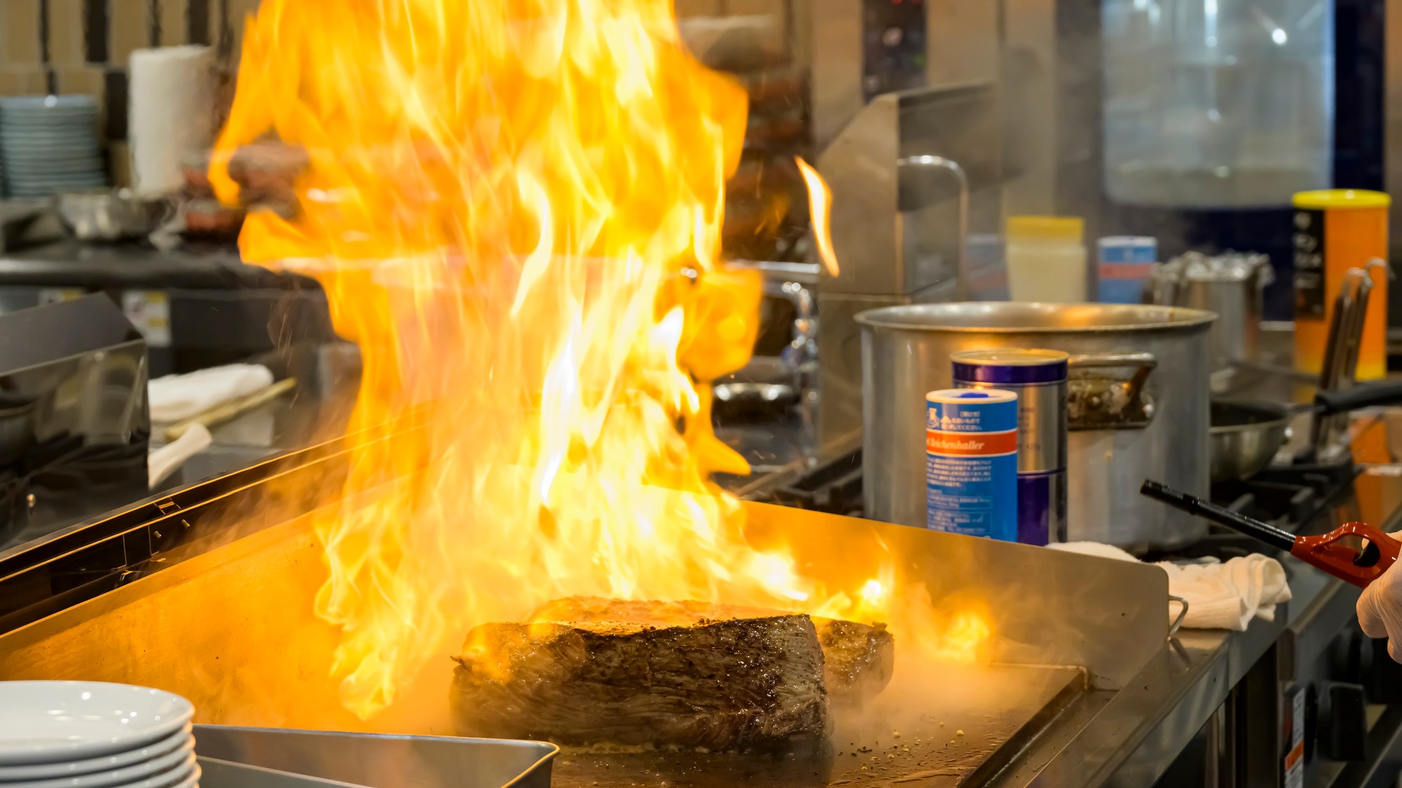 ライブキッチンでは焼きたてステーキも！