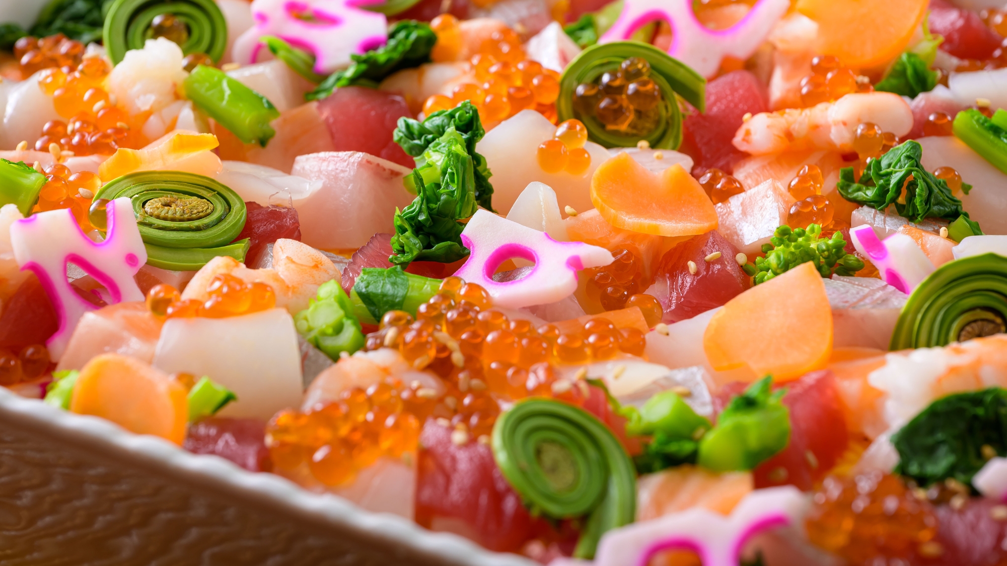 梅花蓮根のピンク、春野菜や山菜のグリーン、いくらのオレンジ…春の彩り鮮やかなお料理。