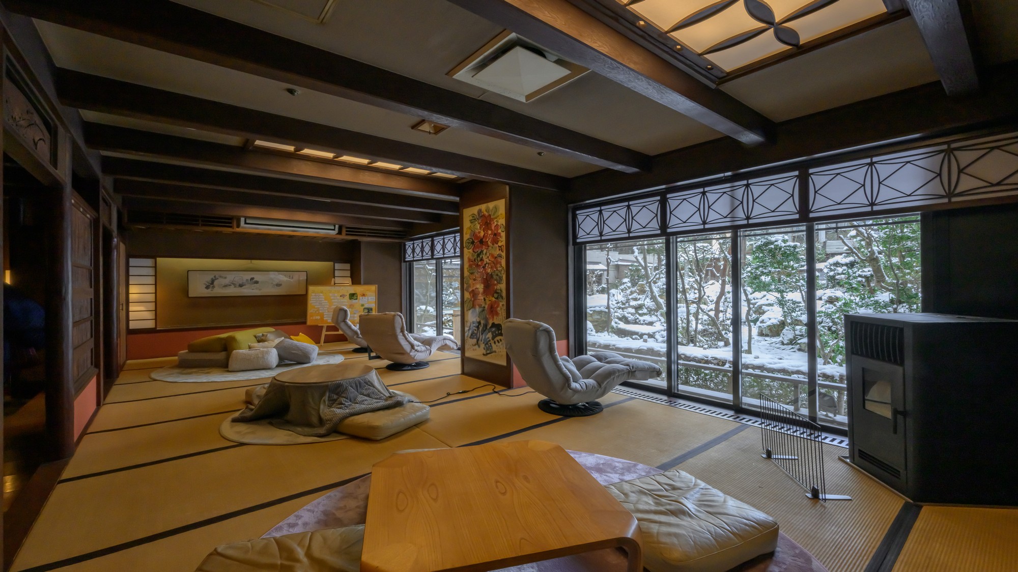 美しい日本庭園を眺めながら一息。贅沢な余白の時間をお過ごしください。