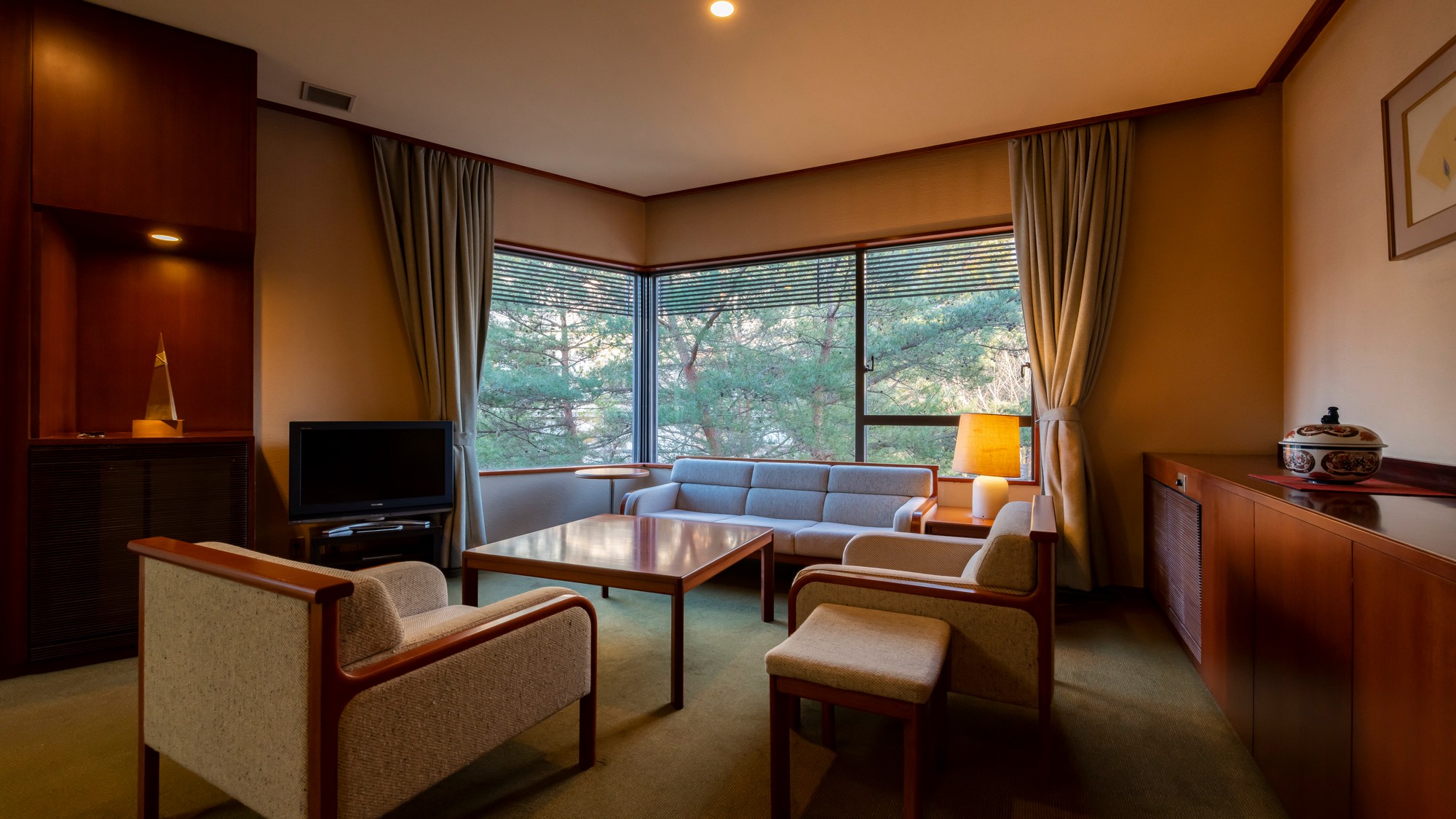 本丸特別室「桂」庭園を望み、美しい四季折々の景色と調和する客室。